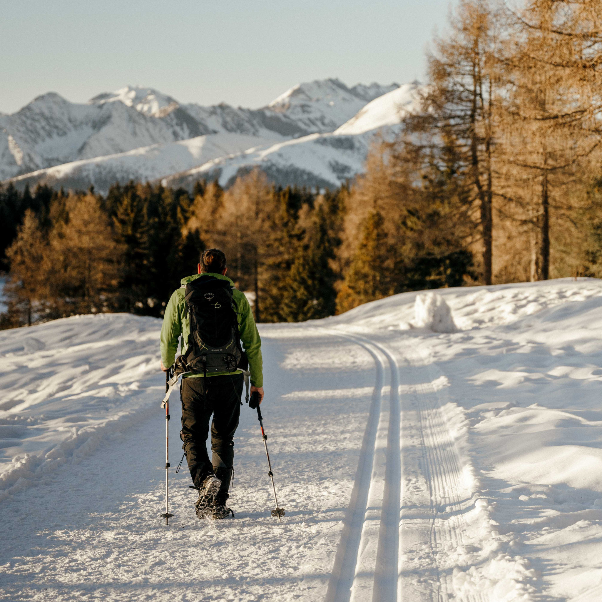 Du suchst nach einer entspannten Winterwanderung mit Hüttenzauber und grandioser Aussicht? Dann bist du auf der Rodenecker-Lüsner-Alm in Südtirol genau richtig! Hier erwartet dich ein bestens präparierter Winterwanderweg, der sich perfekt für einen gemütl