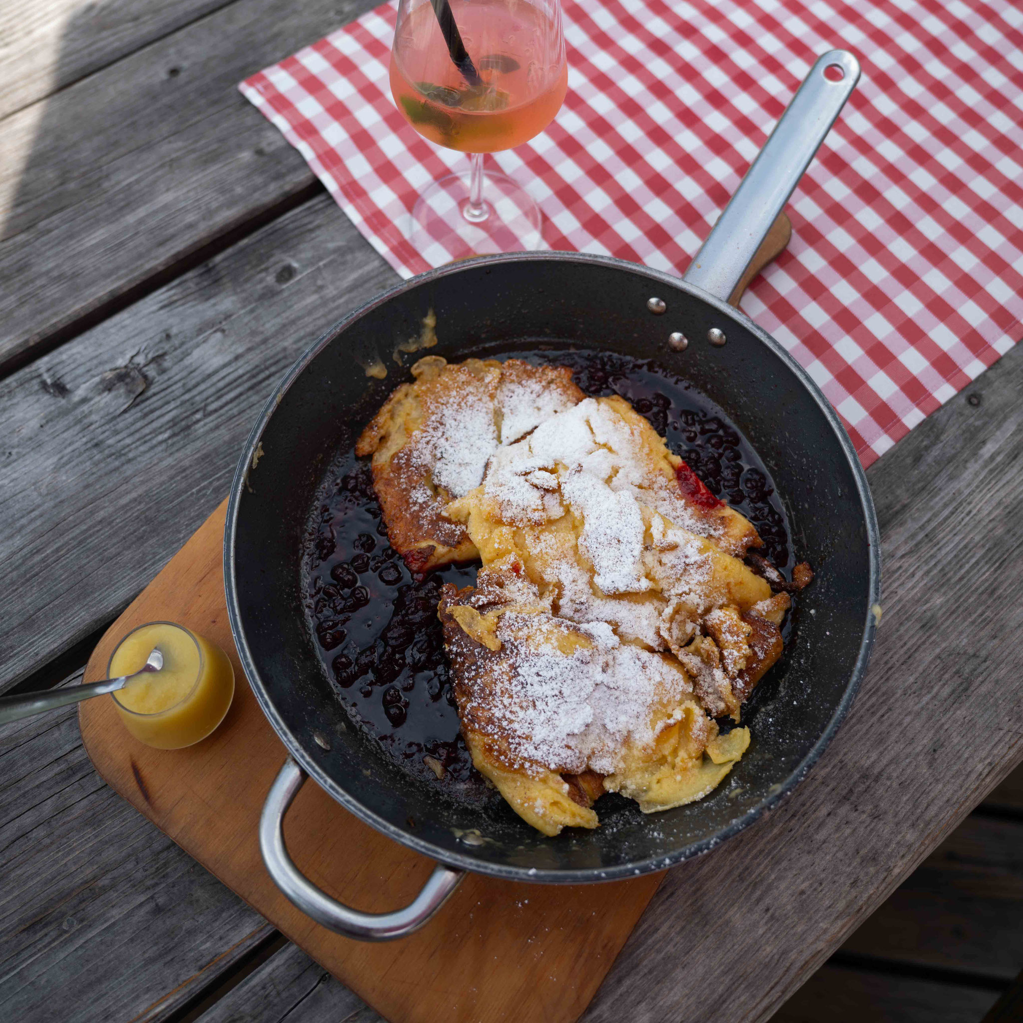 der beste Kaiserschmarrn im Großarltal. In der Breitenebenalm in der gusseisernen Pfanne serviert