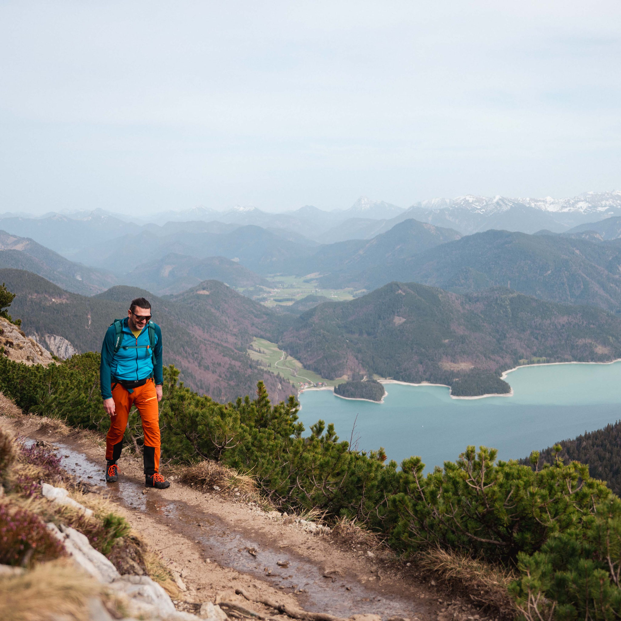 Der Herzogstand ist einer der bekanntesten Aussichtsberge rund um den Walchensee – und genau deshalb nie ganz für sich allein. Wer den kurzen Anstieg von der Bergstation auf sich nimmt, wird dafür mit einem der eindrucksvollsten Panoramablicke der Region 