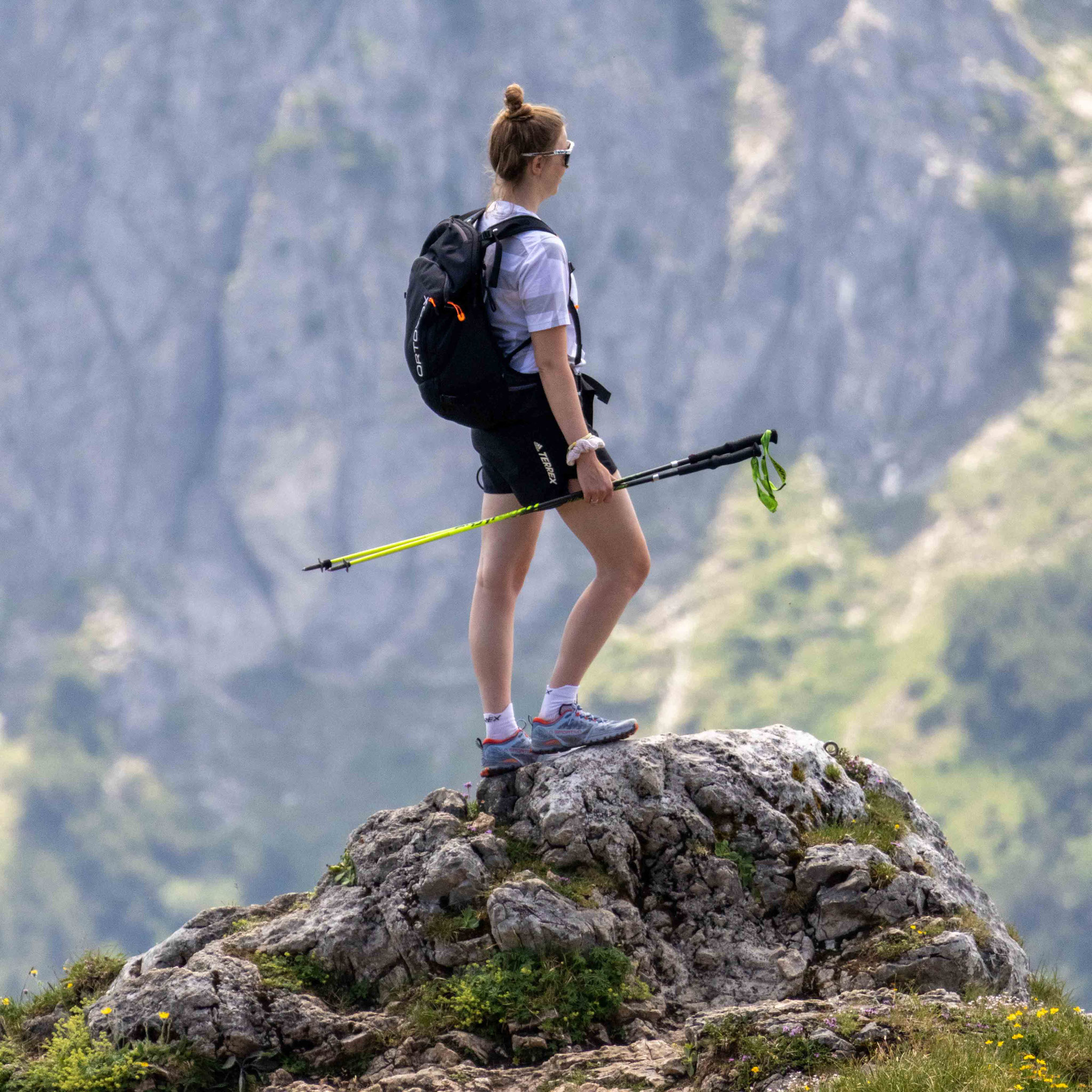 Wanderin am Aussichtspunkt Auf dem Weg zur Bad Kissinger Hütte erwarten dich spektakuläre Ausblicke – ein unvergesslicher Wandertipp im Tannheimer Tal nahe dem Wellnesshotel DER ENGEL.