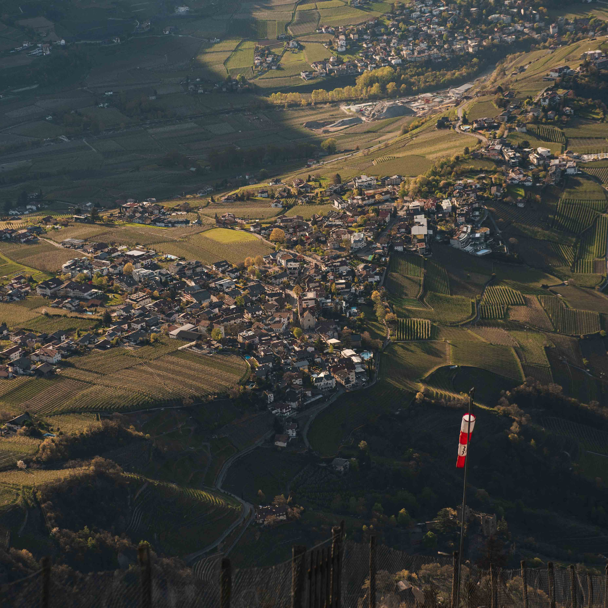 Sonnenaufgangswanderung von Dorf Tirol zum Aussichtskorb Hochmuth - Bergmoment über den Dächern von Meran in Südtirol