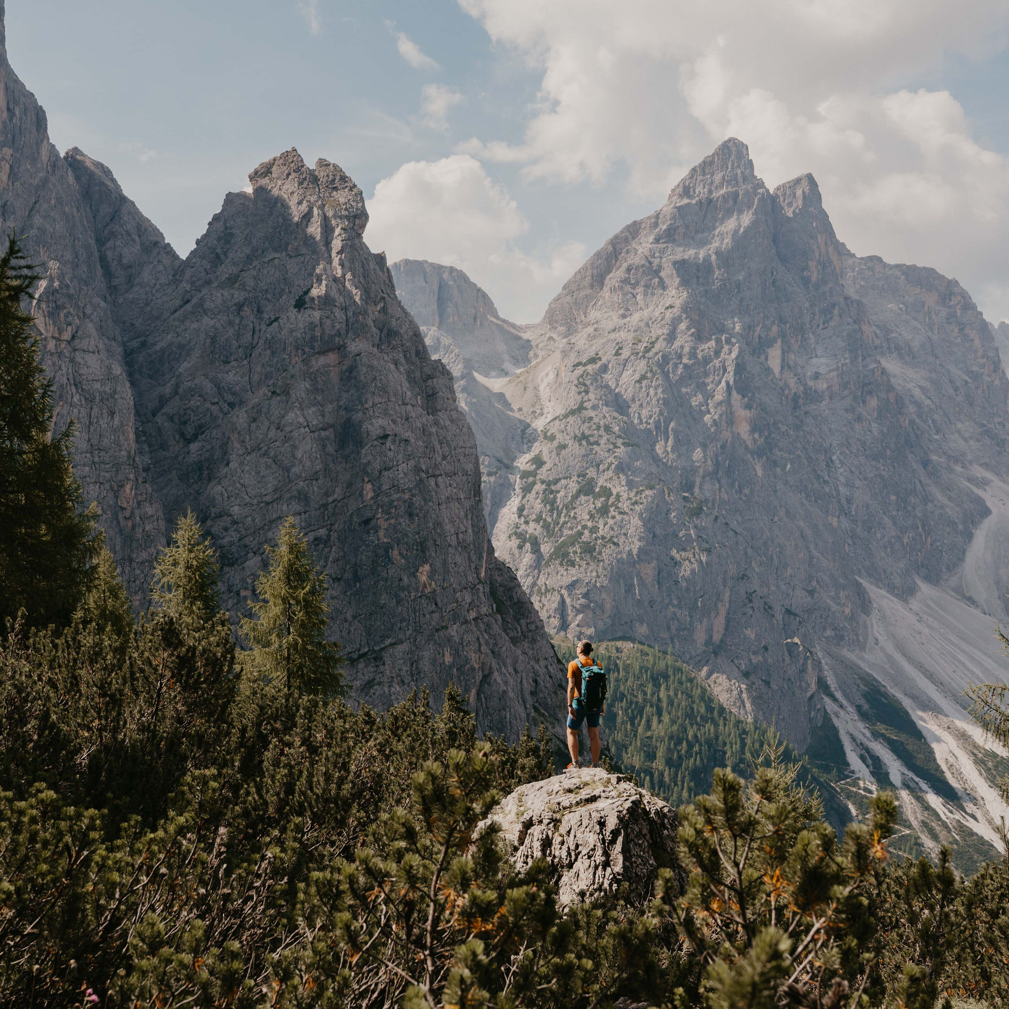 SÜDTIROL besticht nicht nur wegen der atemberaubenden Natur, der stolzen Gipfel und malerischen Täler,  sondern hinterlässt auch tief im Herzen einen bleibenden Eindruck. Es ist mehr als nur eine Region: es ist ein Gefühl von Freiheit, Stille und unendlic