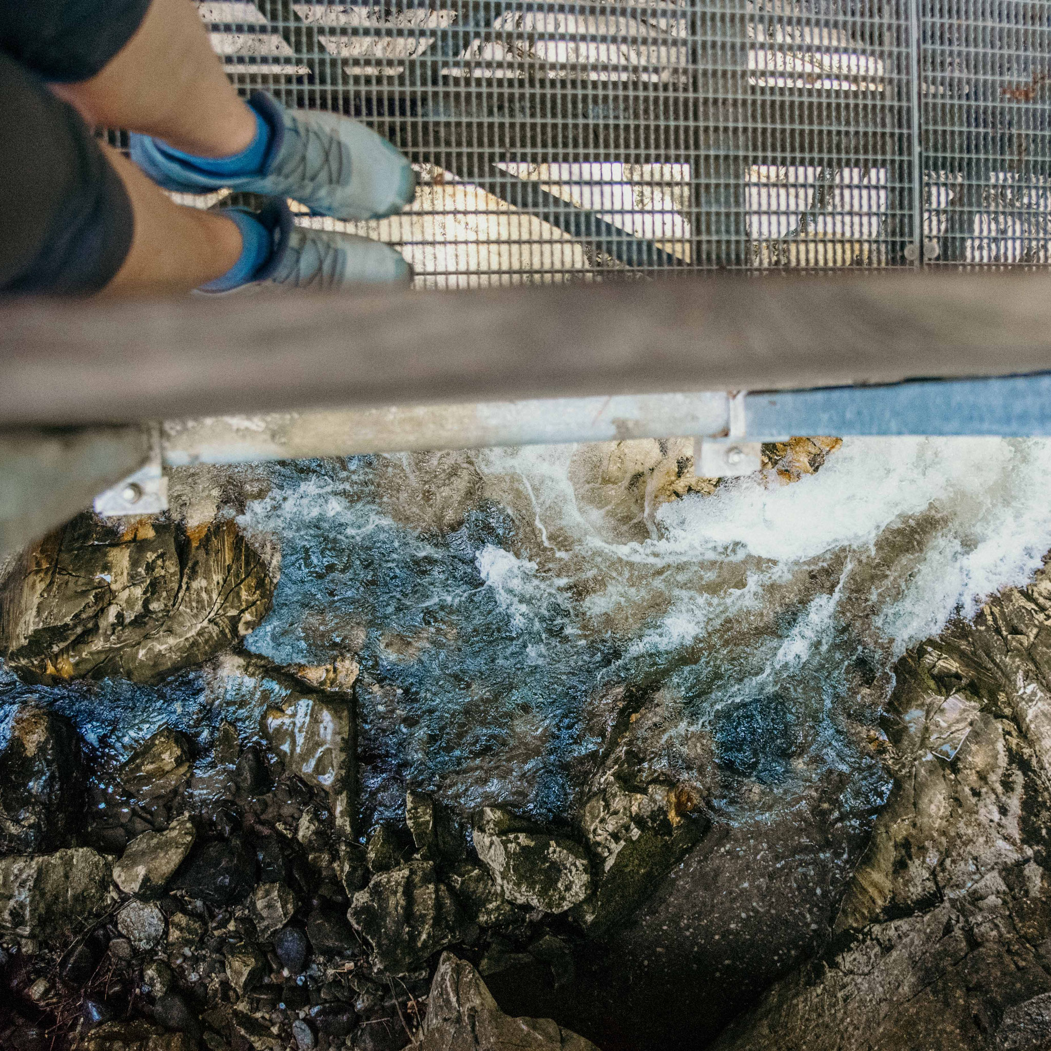 Die Gilfenklamm in Ratschings – ein Naturwunder der Extraklasse! Diese beeindruckende Schlucht gehört zu den faszinierendsten Sehenswürdigkeiten Südtirols. Raue Felsschluchten, kraftvolle Wasserfälle und atemberaubende Holzstege sorgen für ein unvergessli