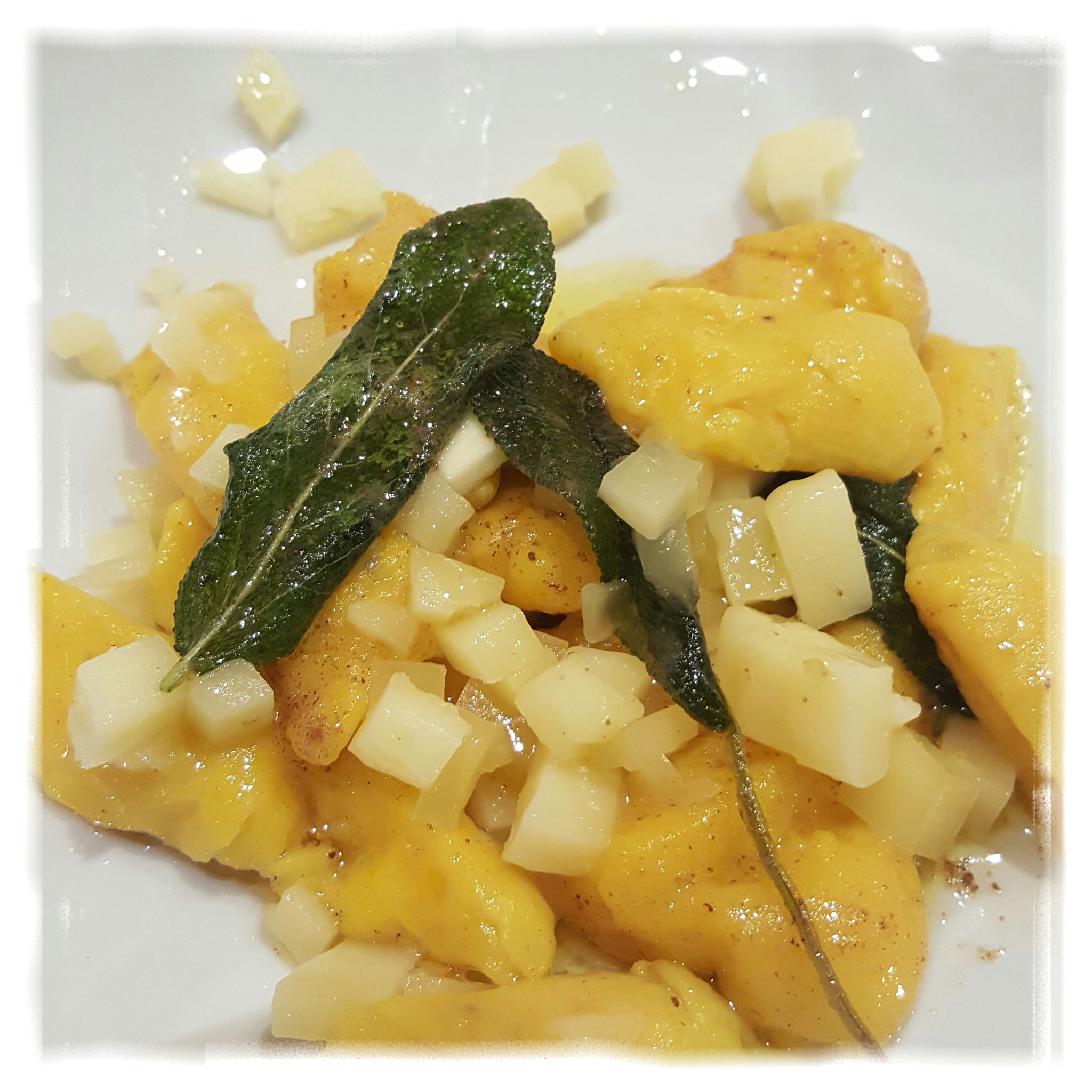 Kürbisgnocchi mit Salbei und Fontina