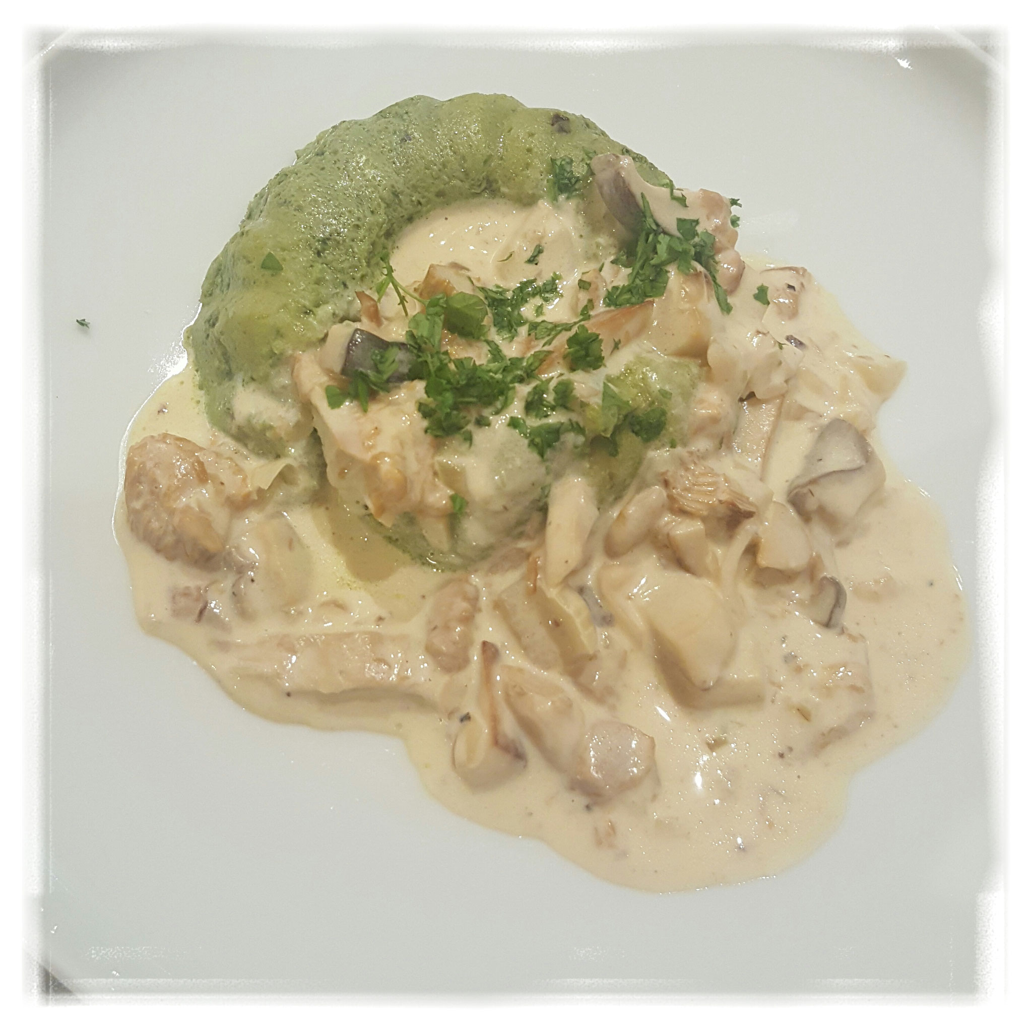 Unser erster Gang Mangoldsavarin mit Herbstpilzen