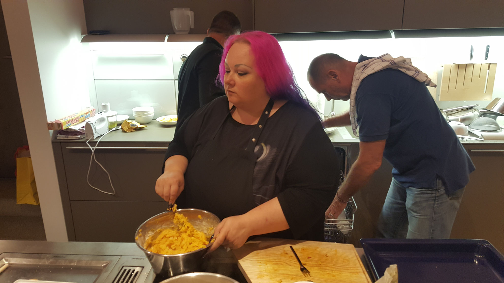 Die Kürbisgnocchi werden fest geknetet