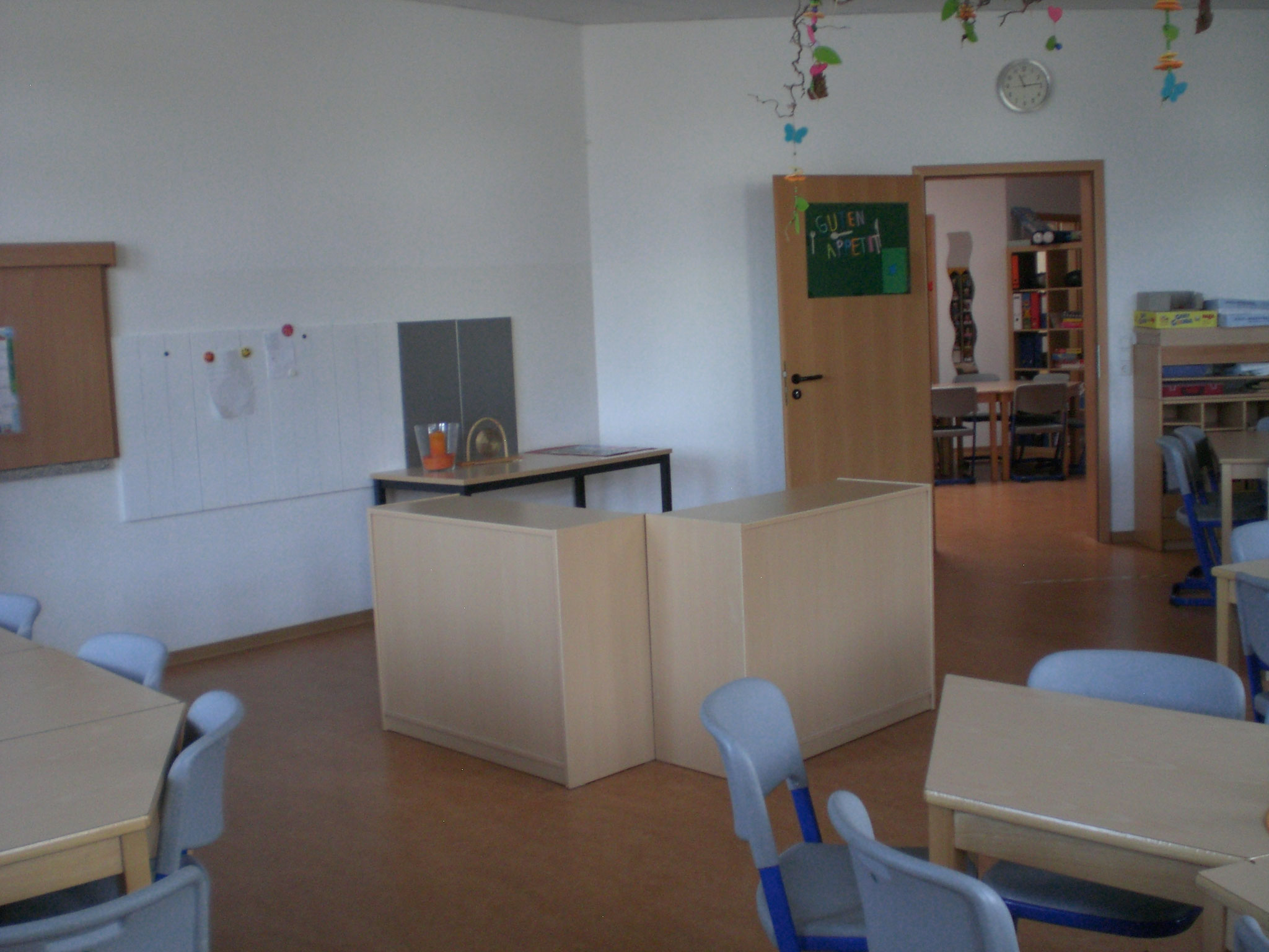 Essraum mit Sammelfächerregal der Kinder