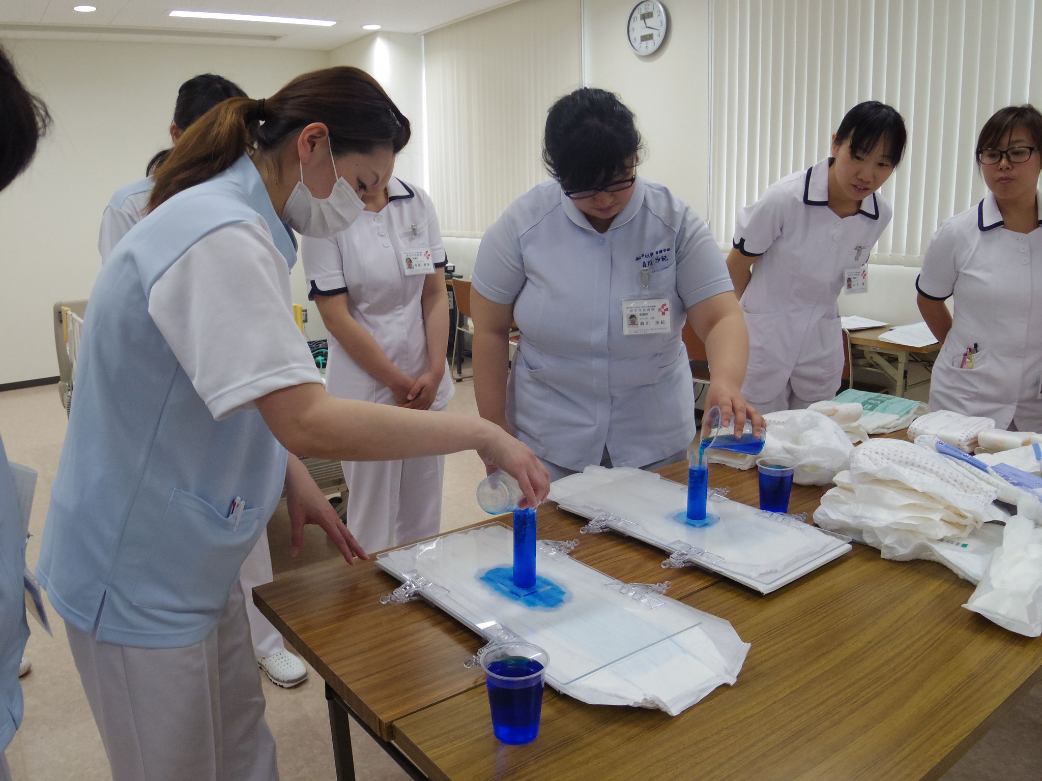 【新採用看護師研修】オムツについてもしっかり学びます