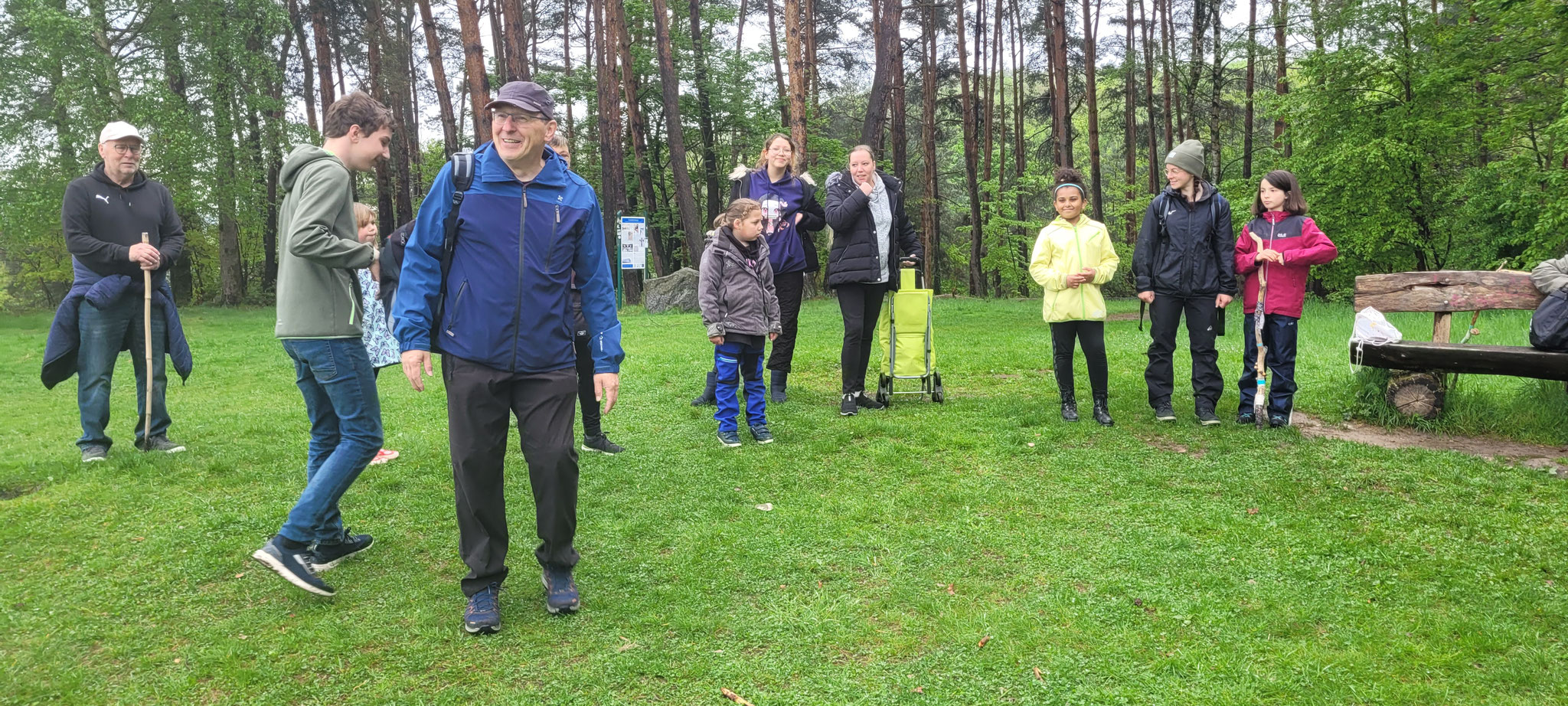 Erwachsene und Kinder auf einer Wiese 
