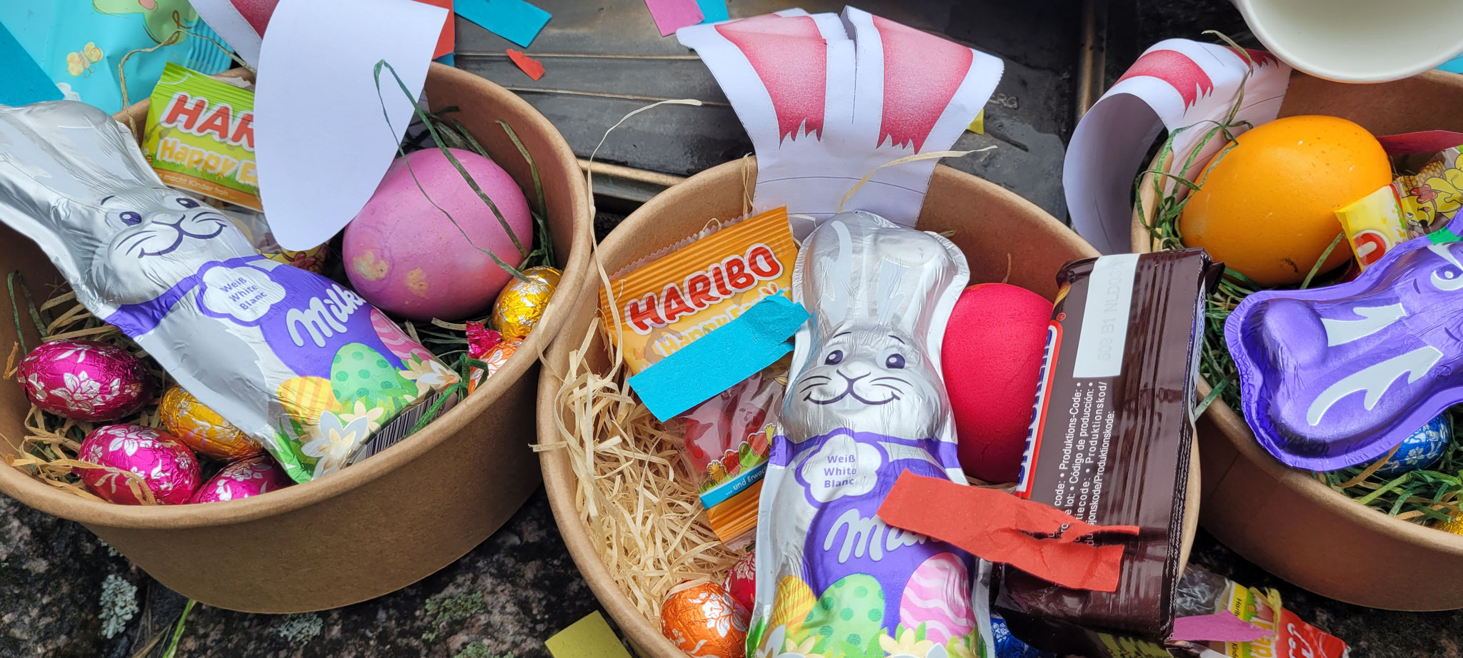 Osterkorb mit Hasen und bunten Eiern