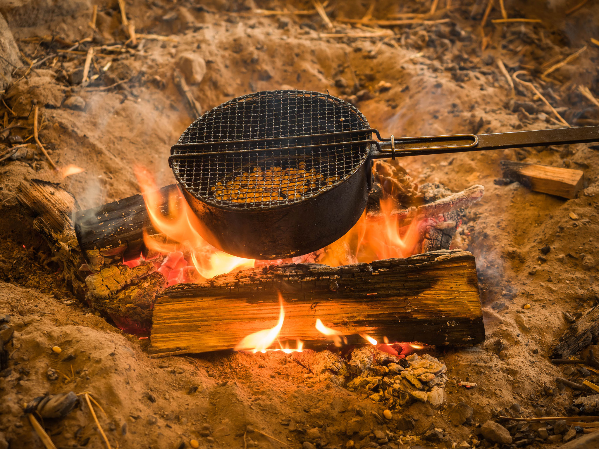 Metalltopf über dem Feuer, es wird Popcorn hergestellt