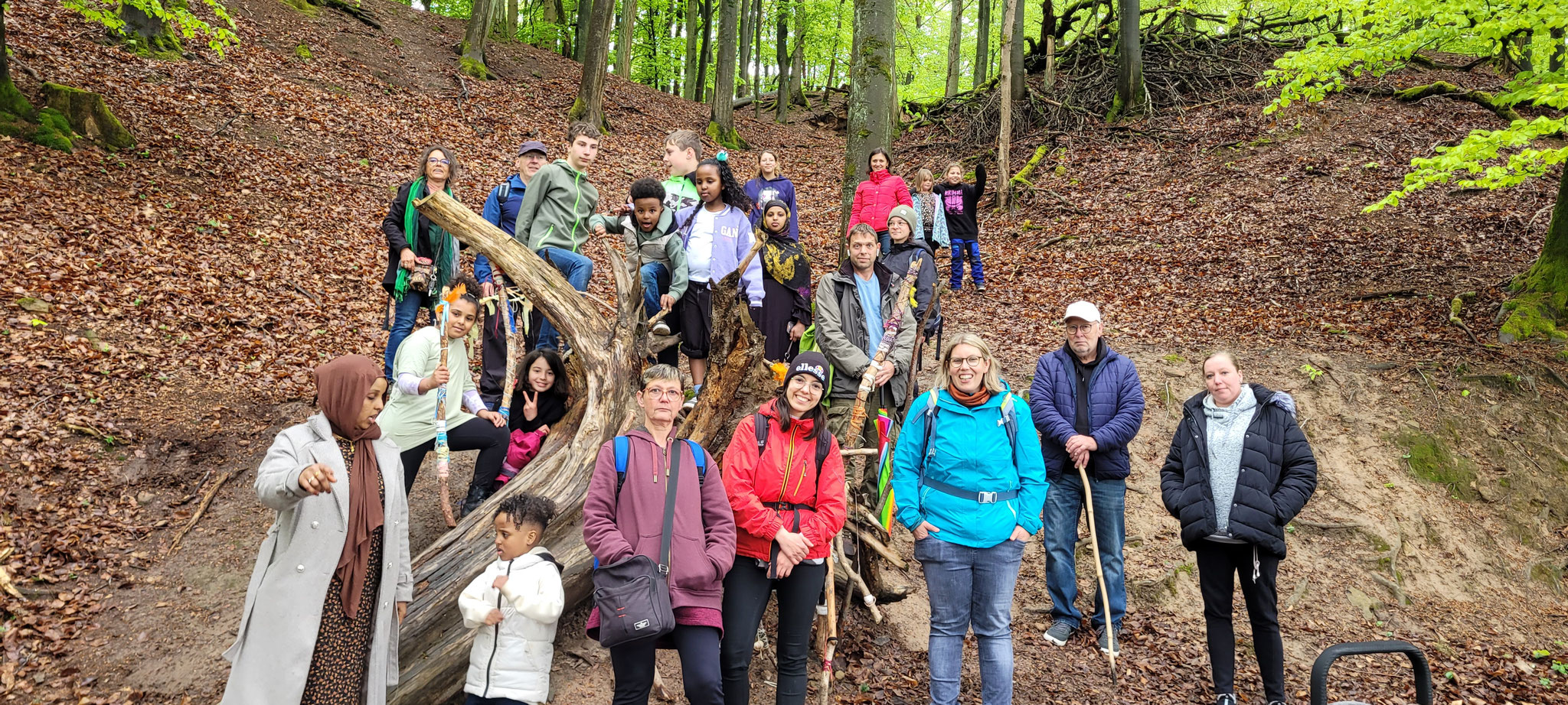 Ein Gruppenbild der SPFH Familien vor der großen Baumwurzel 