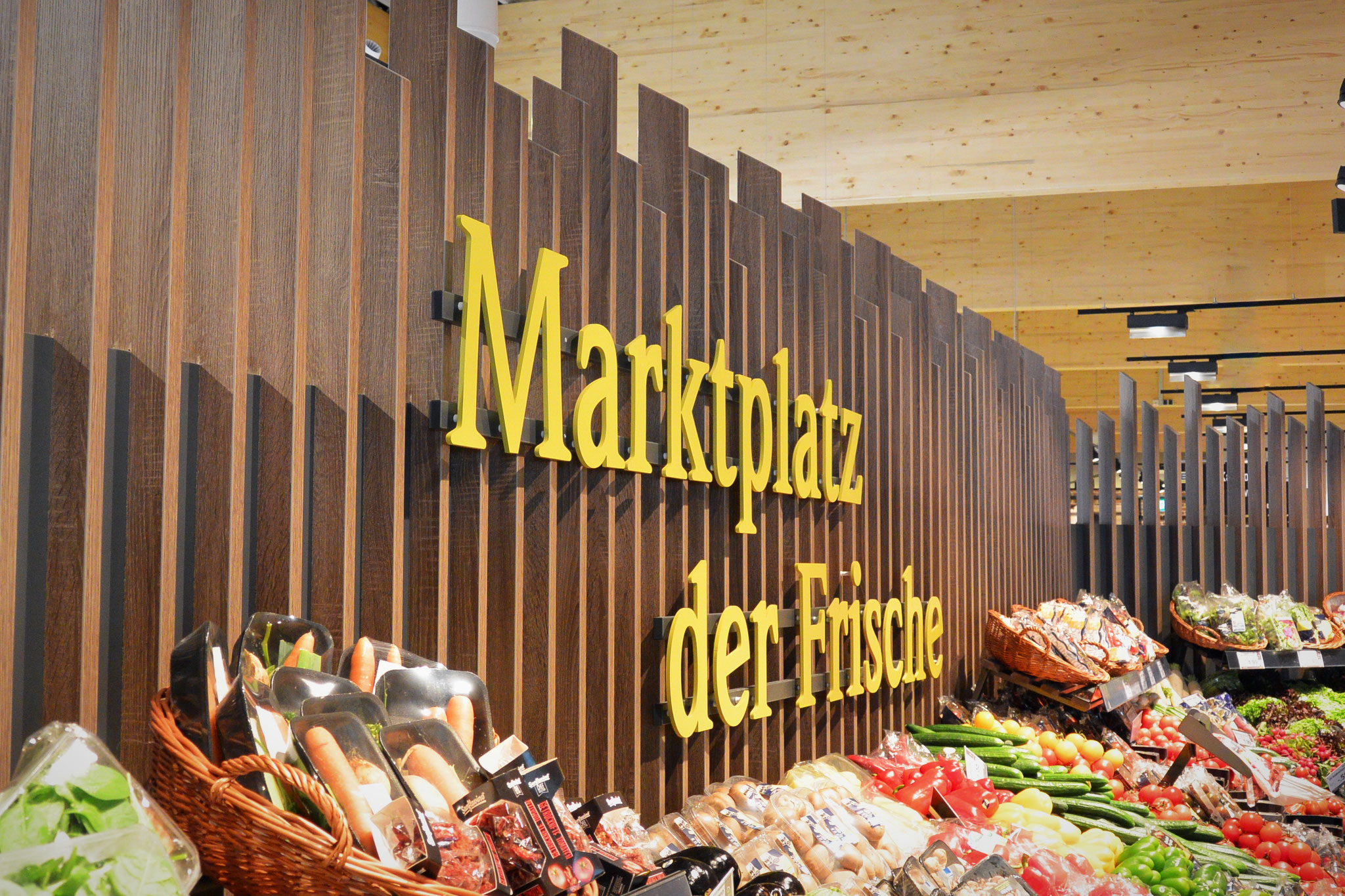 Ladenbau schreinerei holzdesign rapp geisingen Holz rückwand