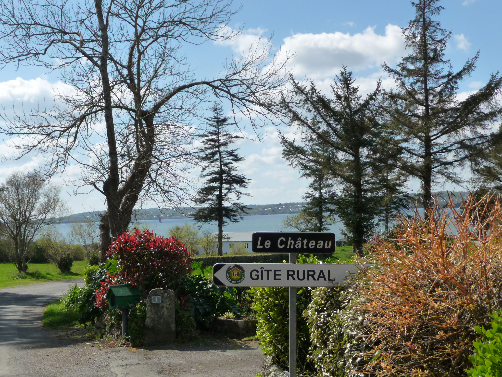 Arrivée au gîte, Rade de Brest en arrière-plan