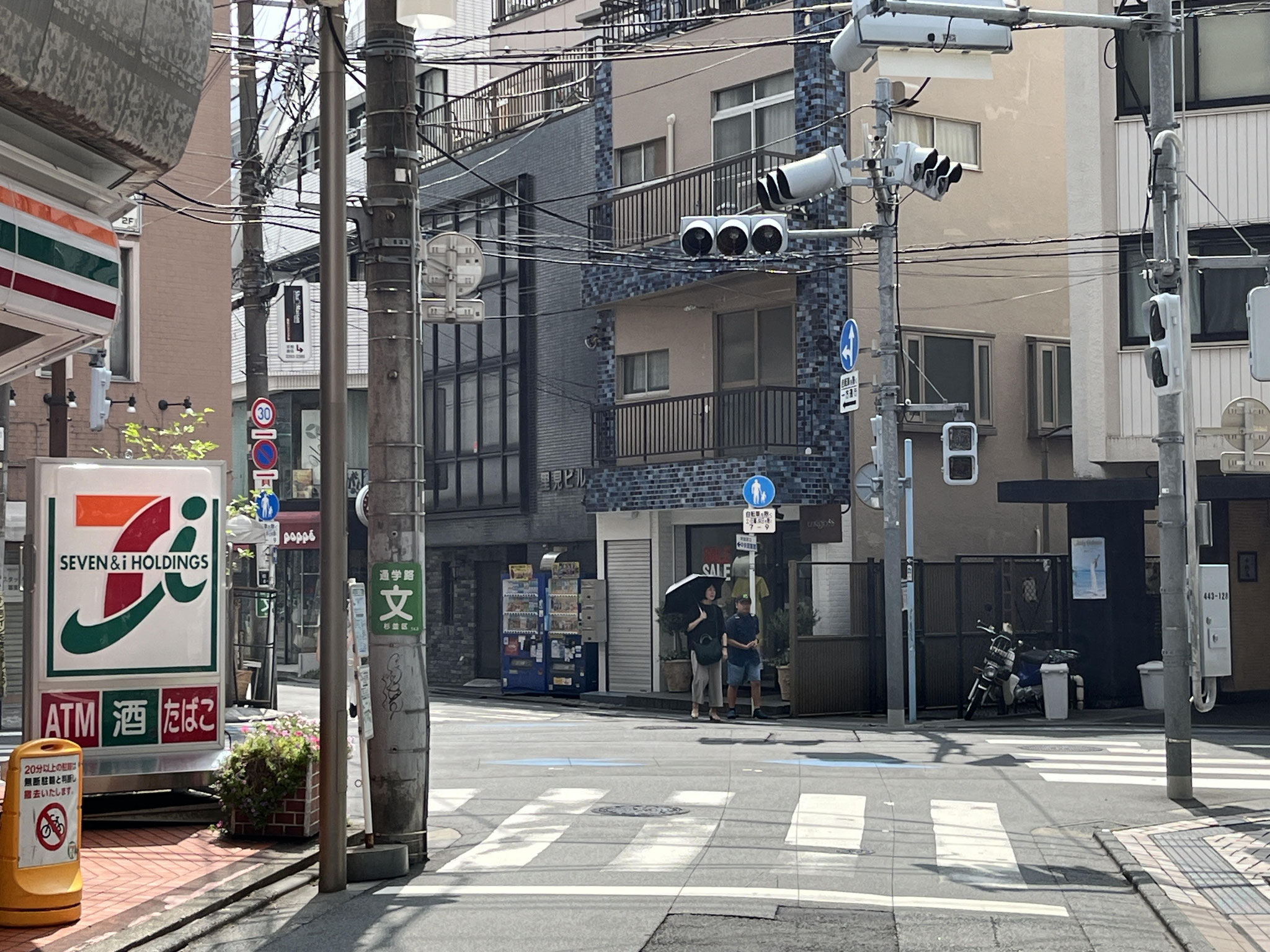 ③左に「セブンイレブン」がある交差点を直進