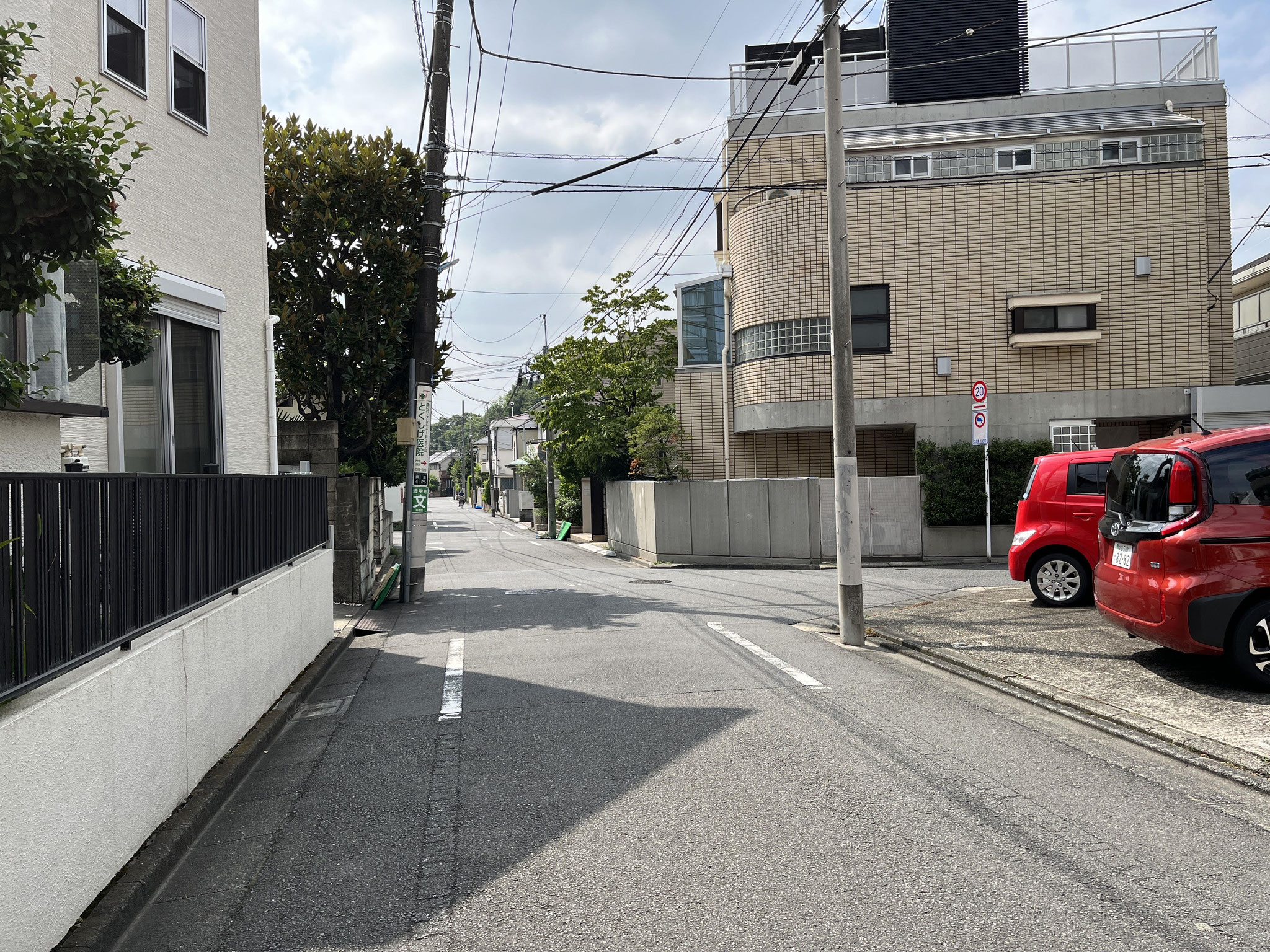 ⑤④のまま直進して、最初の曲がり角（右側にマンション「秀和東荻窪レジデンス」の駐車場）を右折