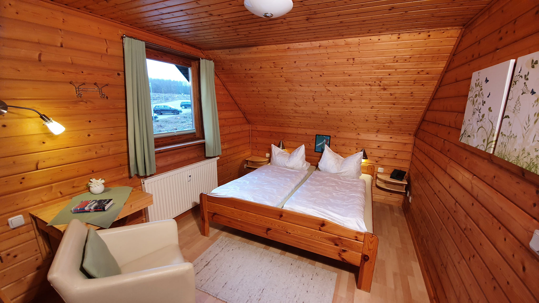 Elternschlafzimmer mit Kinderbett