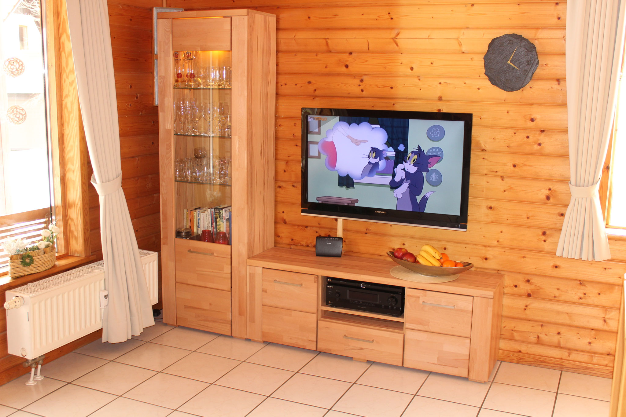 neue Vitrine und TV Board