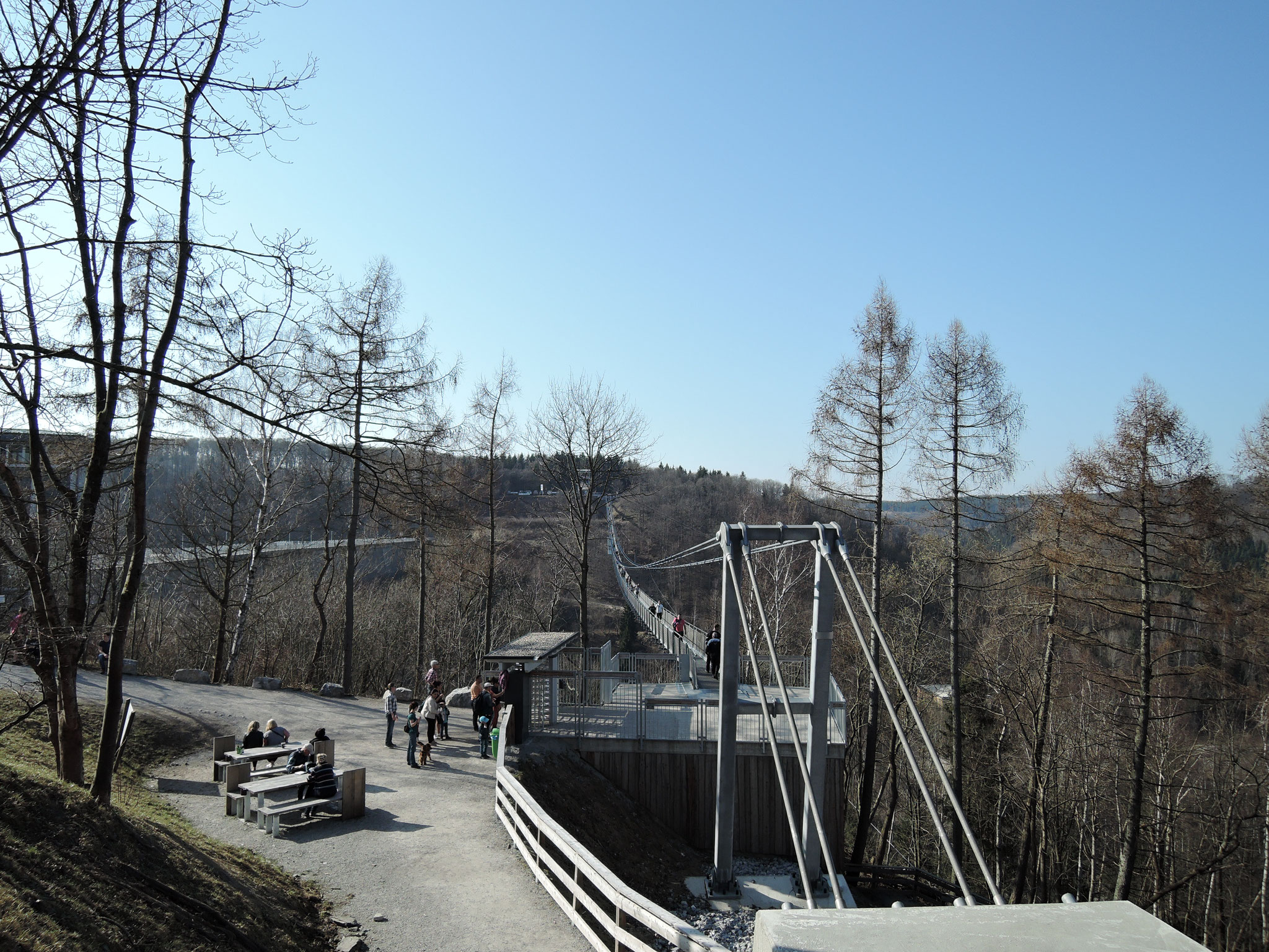 Seilhängebrücke 458m lang, ca. 9 km entfernt