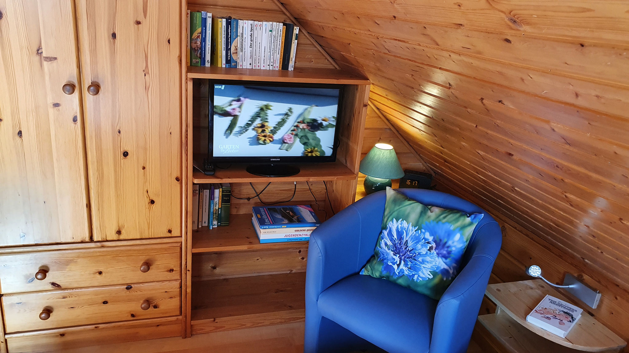 mit TV - Schlafzimmer