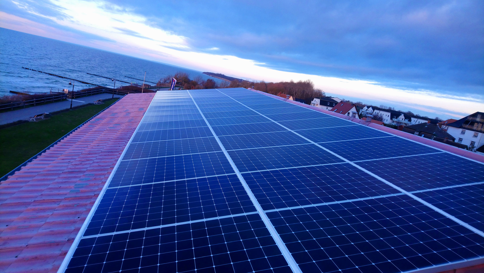 14,715 kWp Sunpower in Verbindung mit Solaredge auf der Nord-Seite der Hotel Nienhäger Strand 1x Klick auf das Bild und Sie können die Erträge der Anlage sehen.