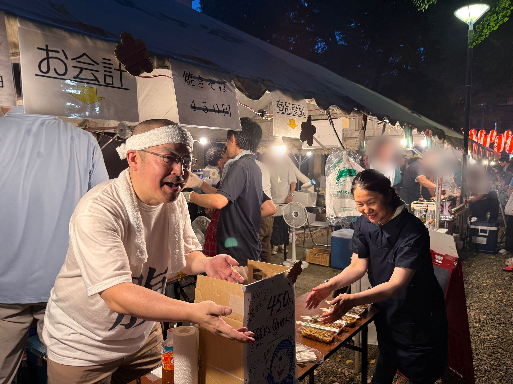頑張って売ってます!