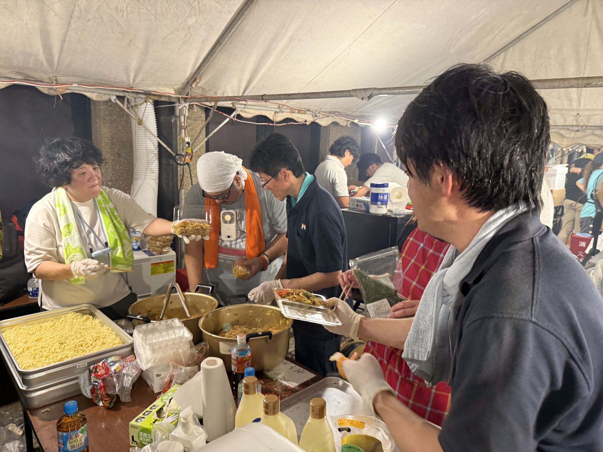盛り付けチームも休む暇なし!