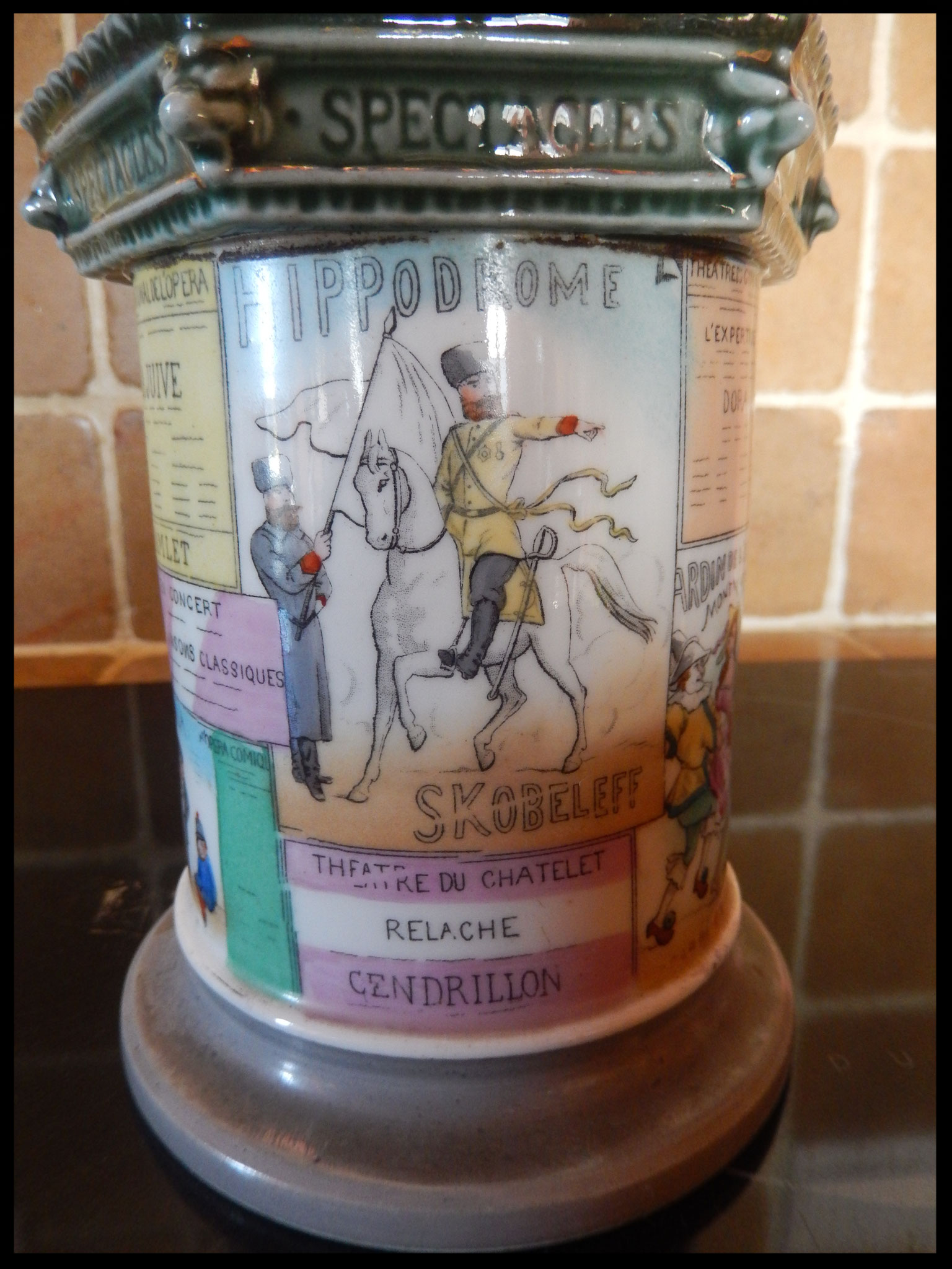 lampe à pétrole colonne Morris paris 1900 . théâtre le châtelet Elysée  Montmartre en porcelaine 