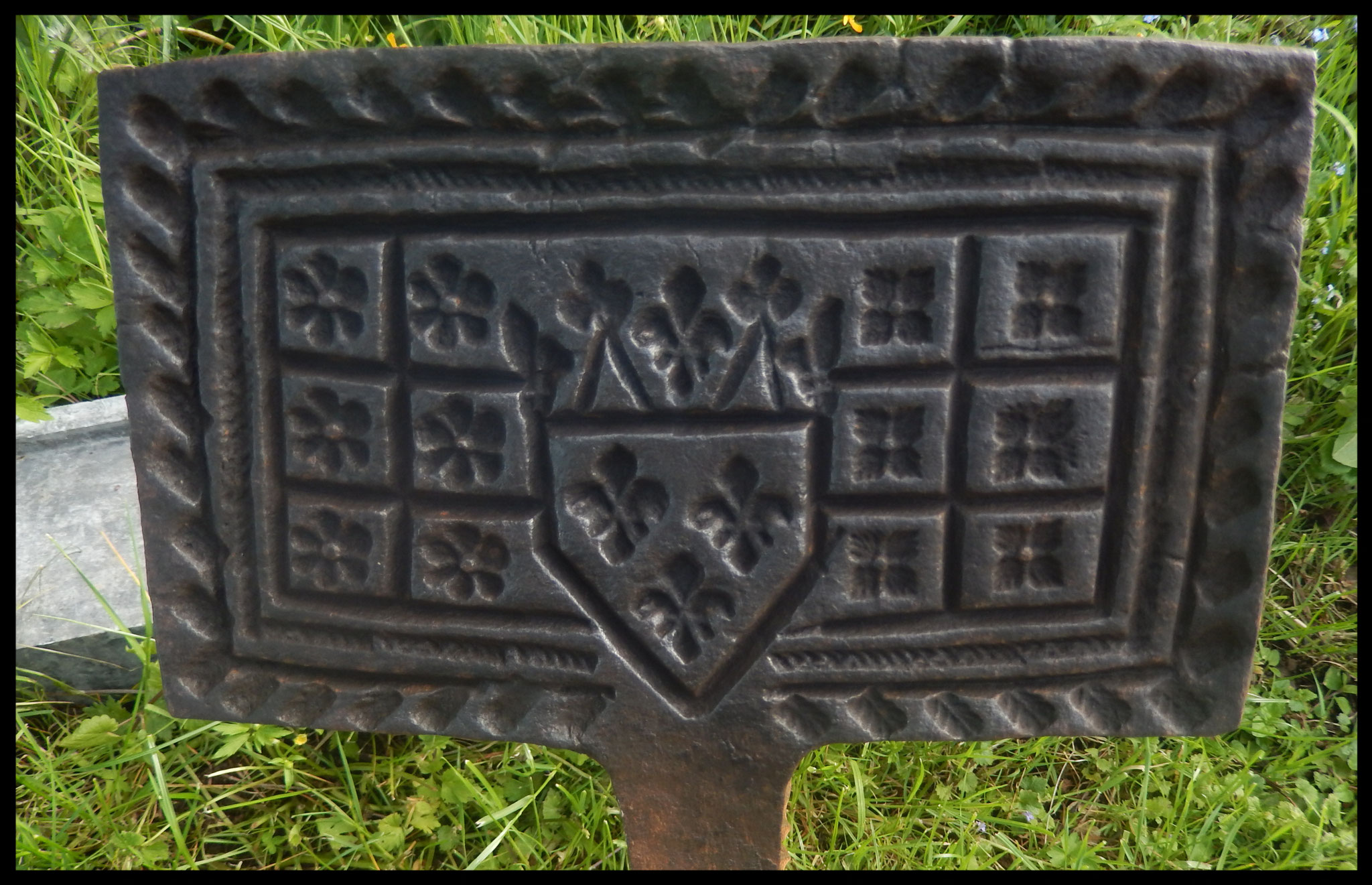   moule fer   à gaufres en fer forgé gravé decor blason 