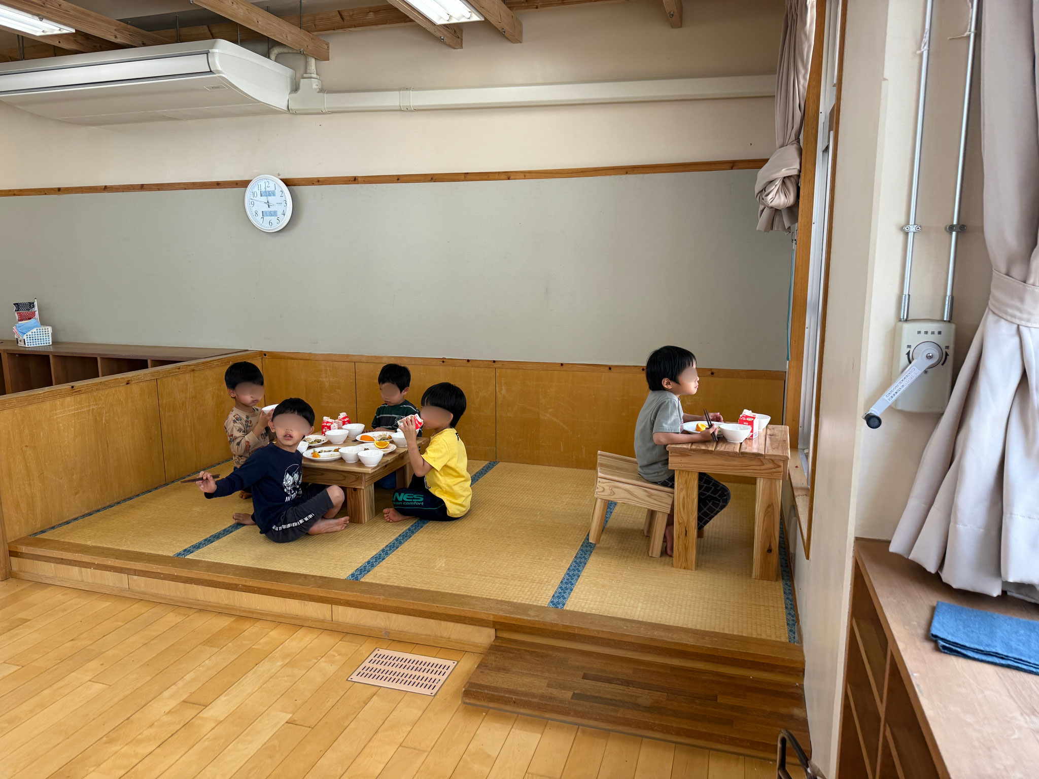 窓を向いているお子さんは、小学校の景色を眺めています