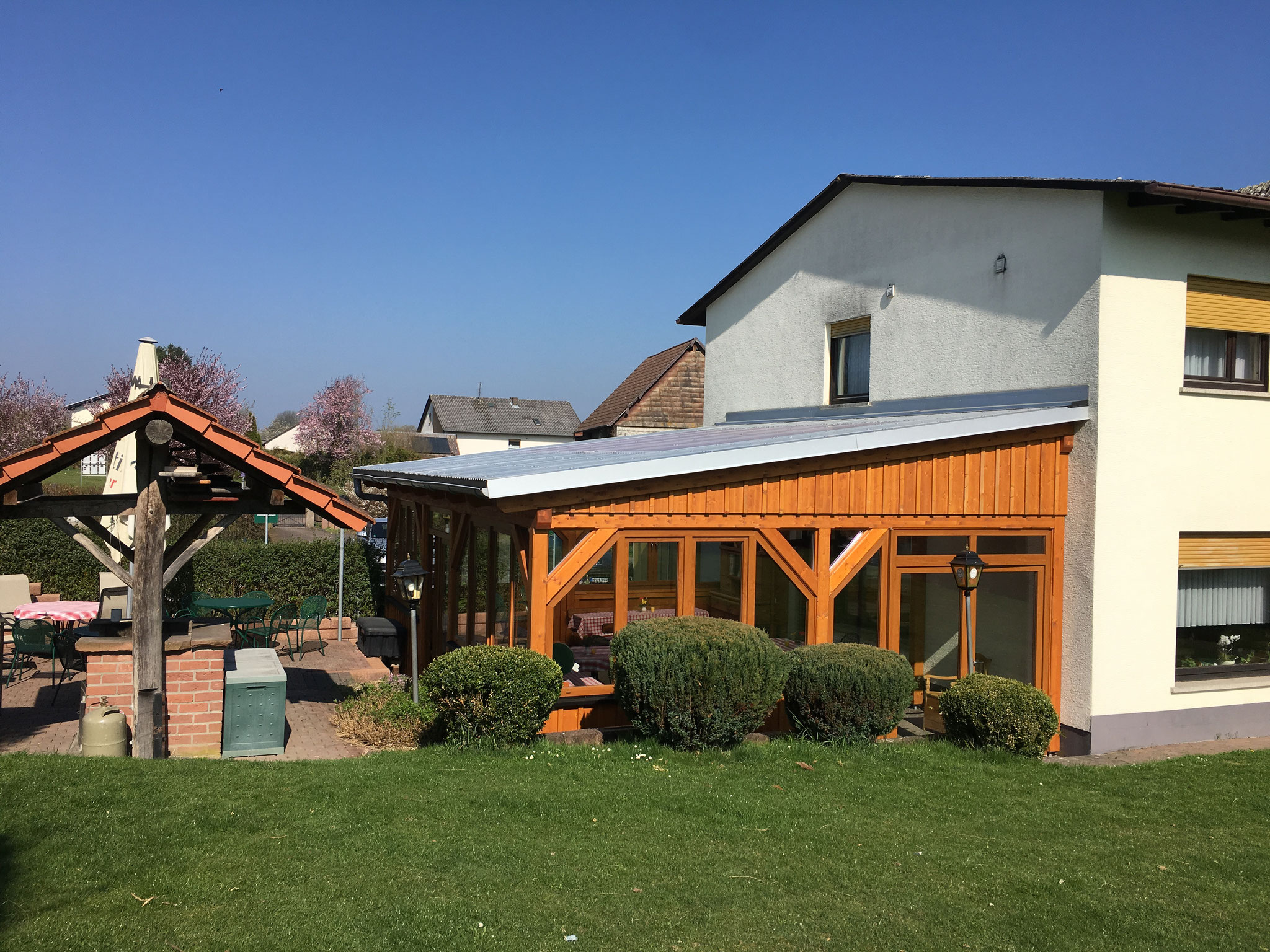 der Biergarten und die Terrasse in der Außenansicht