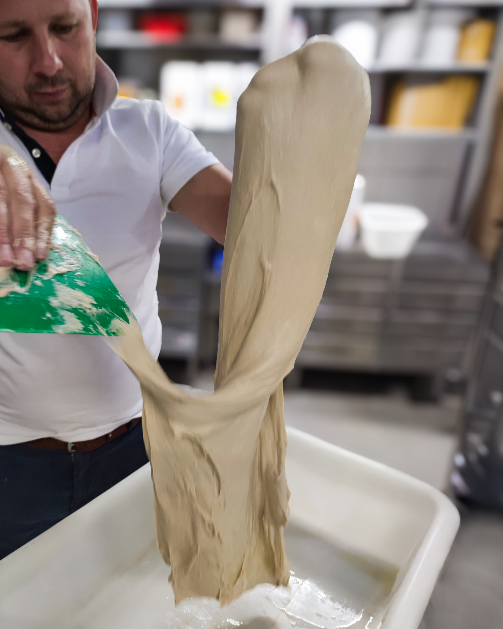 Der flüssige Teig wird per Hand verarbeitet