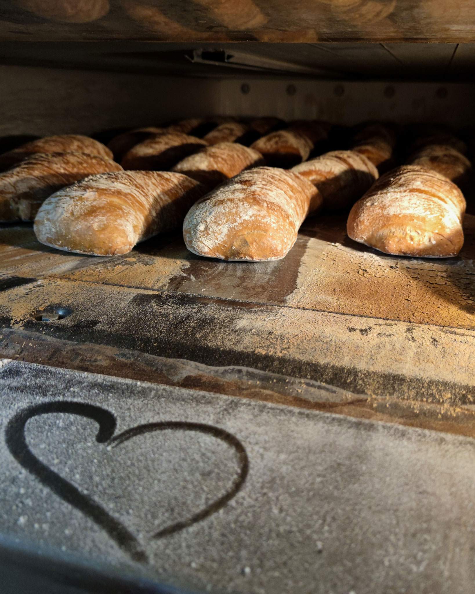 Blick in den Ofen, in dem mehrere Brotlaibe Alpenbürli backen