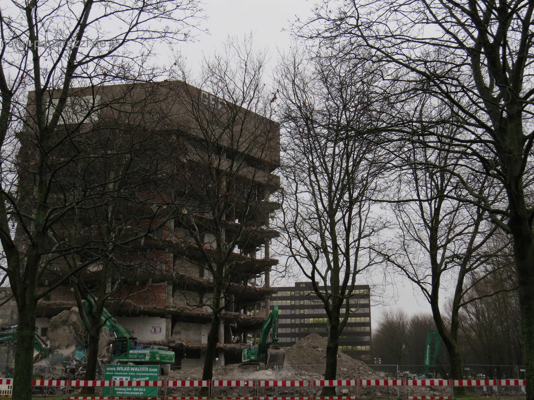 Der Abriss der ehemaligen BP Zentrale beginnt.