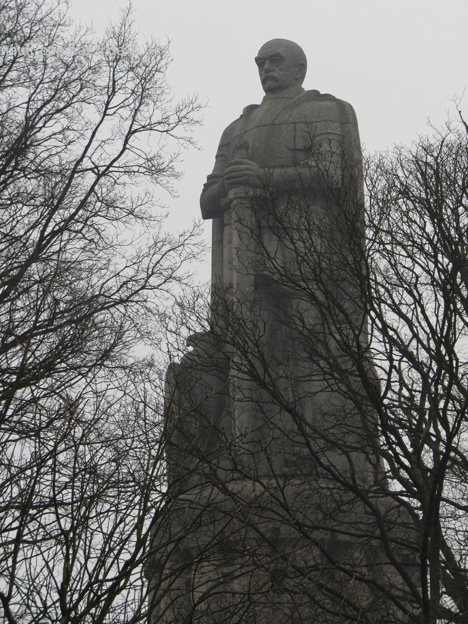 Das Bismarckdenkmal wurde 1906 mit einer Gesamthöhe von 34,3m (Figur 14,8m) erbaut