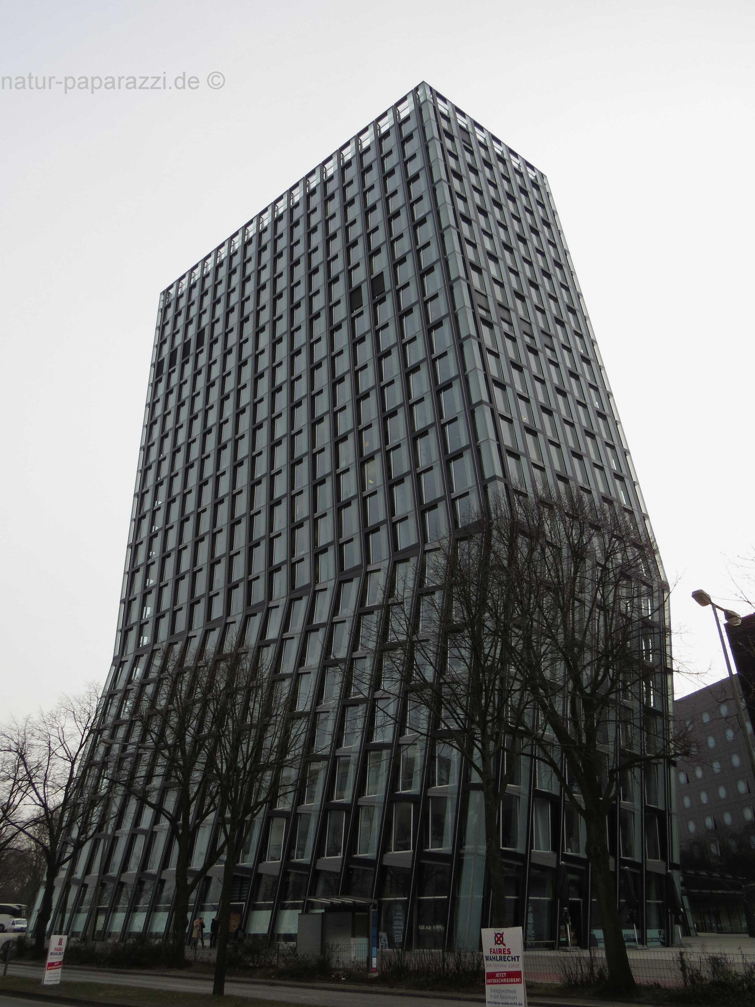 Die Tanzenden Türme wurden 2012 (Kosten 180 Millionen) fertig gestellt. Sie wurden vom Stararchitekten Hadi Teheranis entworfen