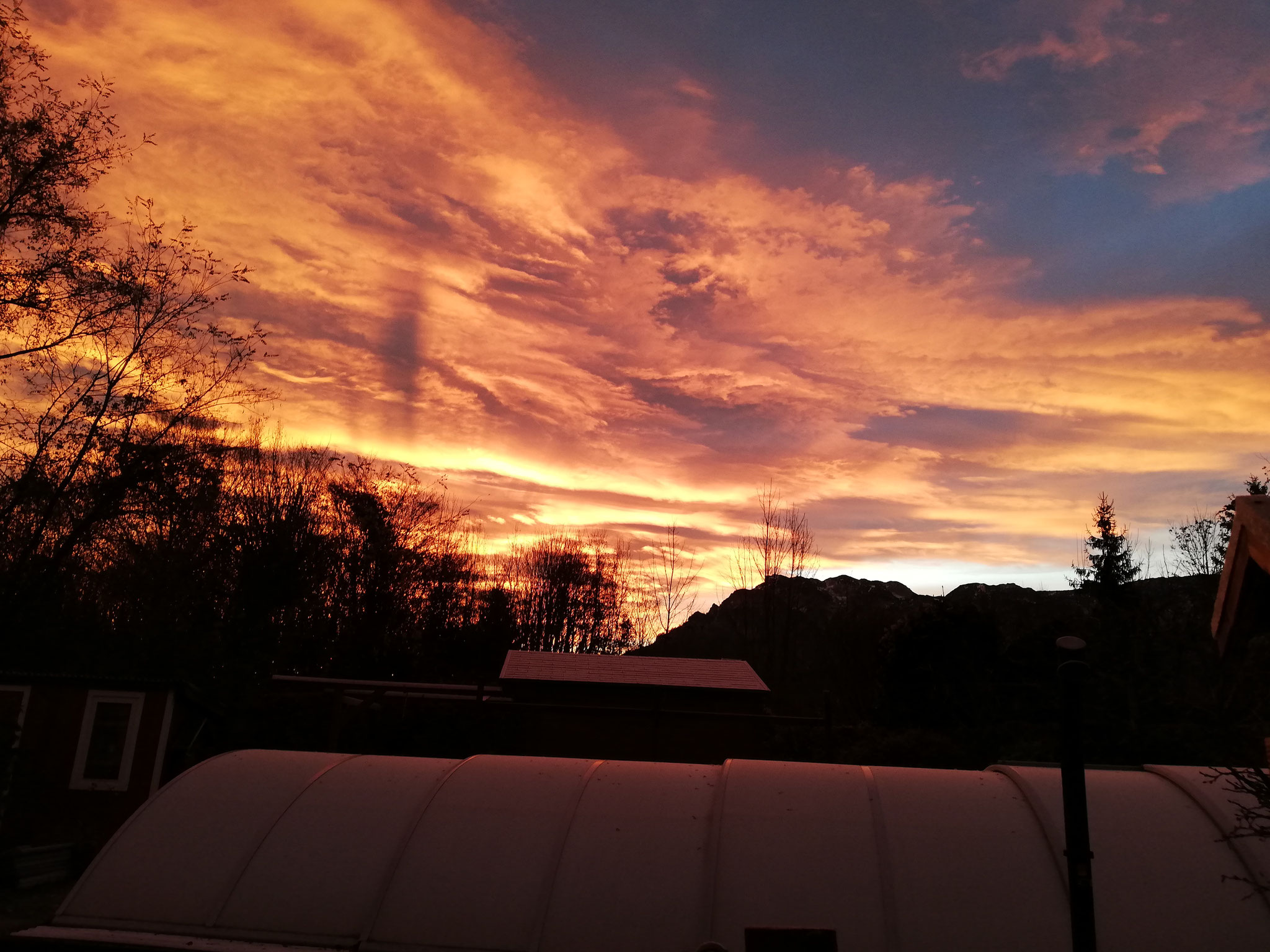 Wunderschöne Wolkenfarben über der Sternwarte