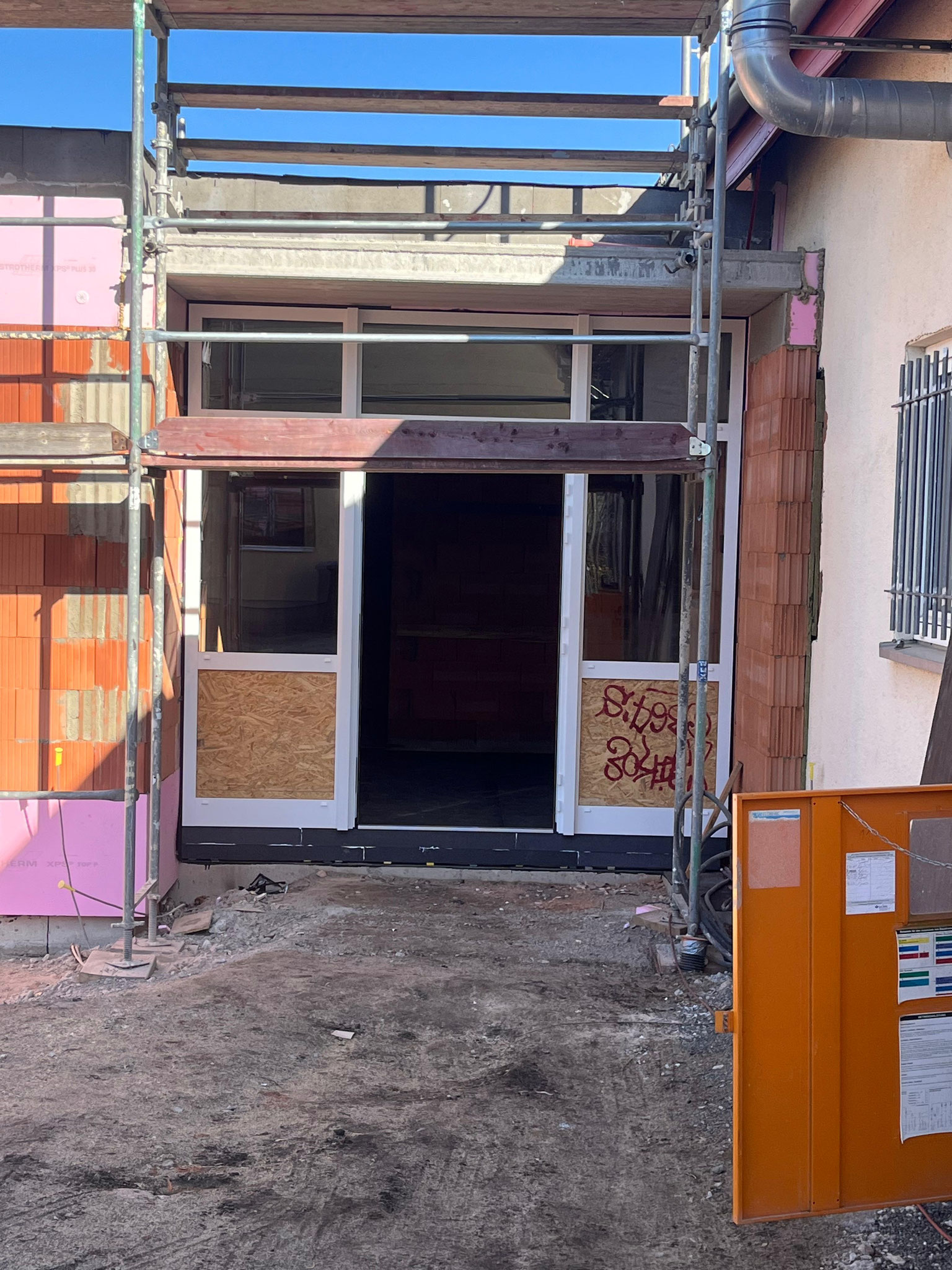 03/2026 Einbau der Fenster und Tür