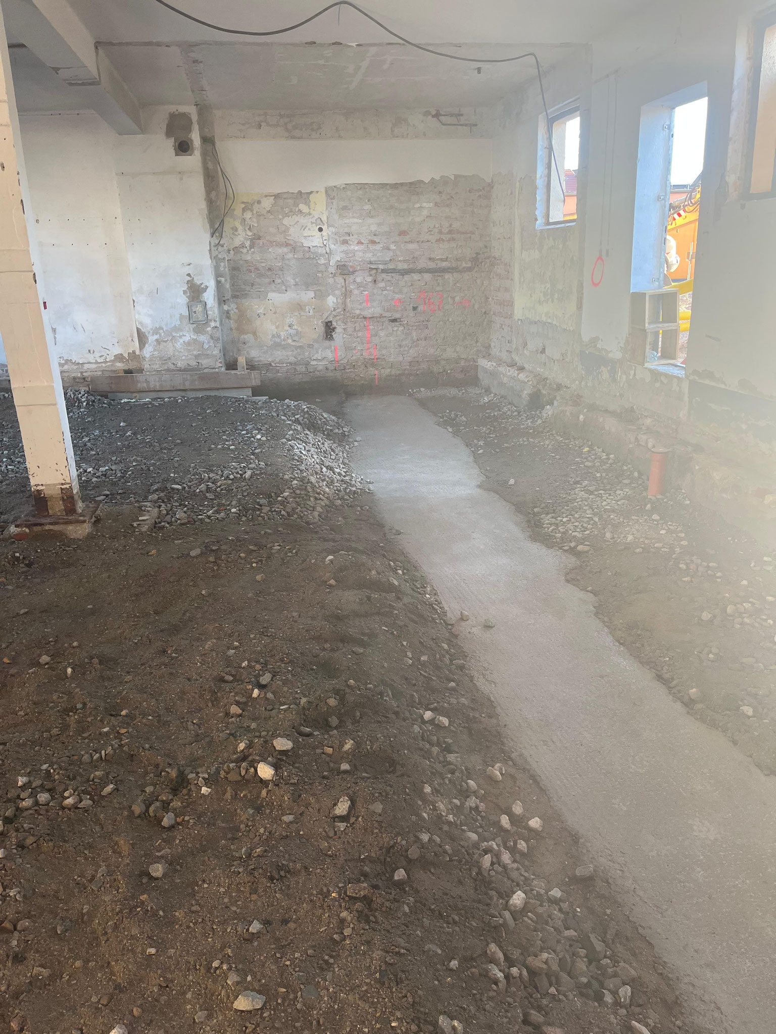 08/2025 Verfüllen der Baugrube und Herstellen des Fundament´s im Bestandsgebäude