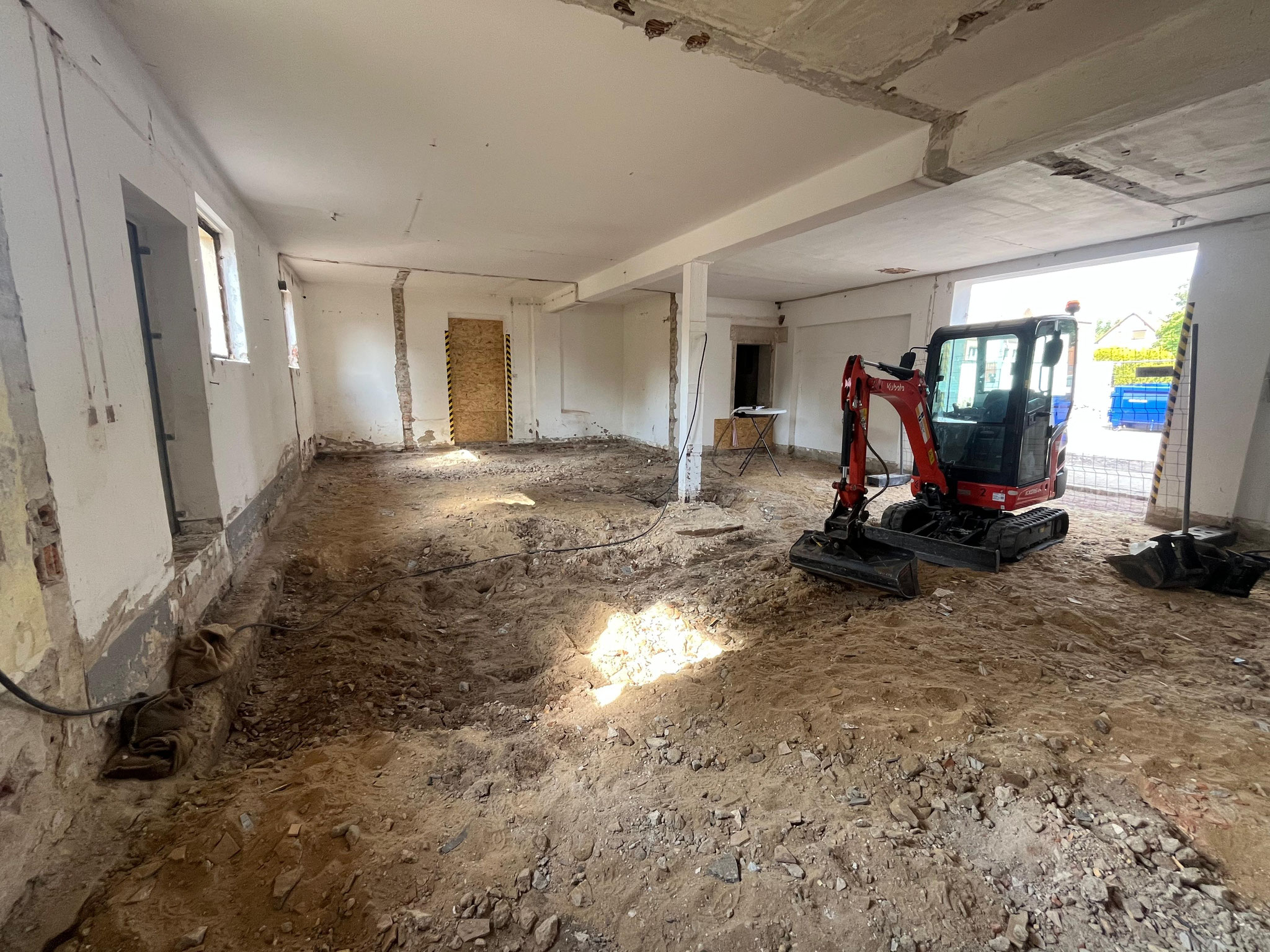 07/2025 Ausschachten der Baugrube im Bestandsgebäude