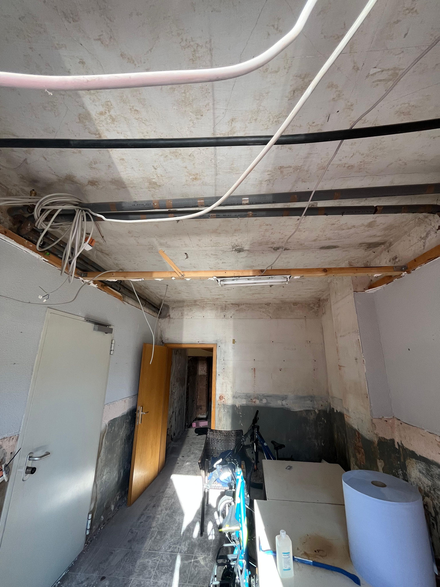 04/2026 Abriss der Wandverkleidung in Flur und Treppenhaus in Eigenleistung