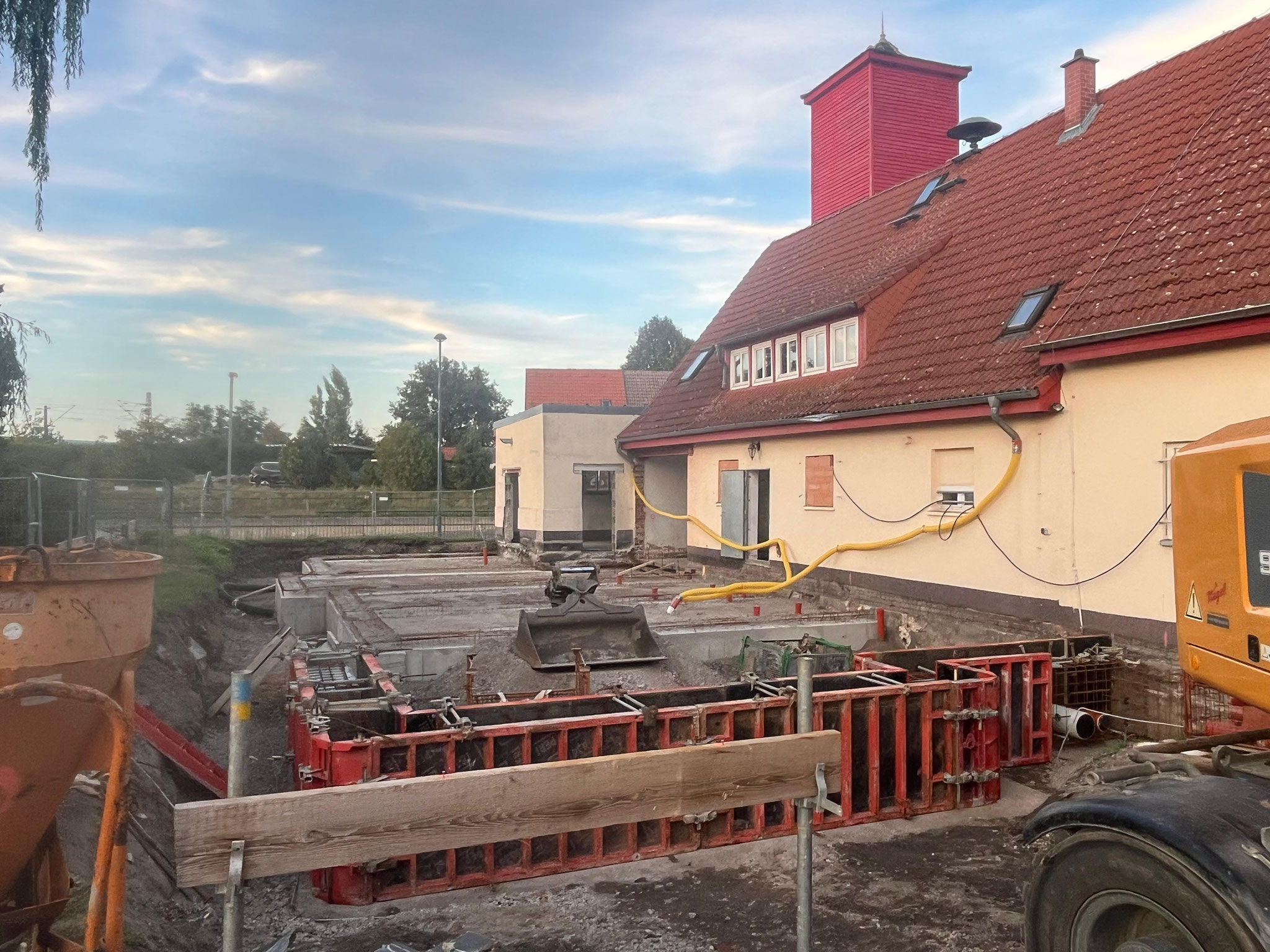 09/2025 Ausschalen und Verfüllen der Fundamente im Neubaubereich