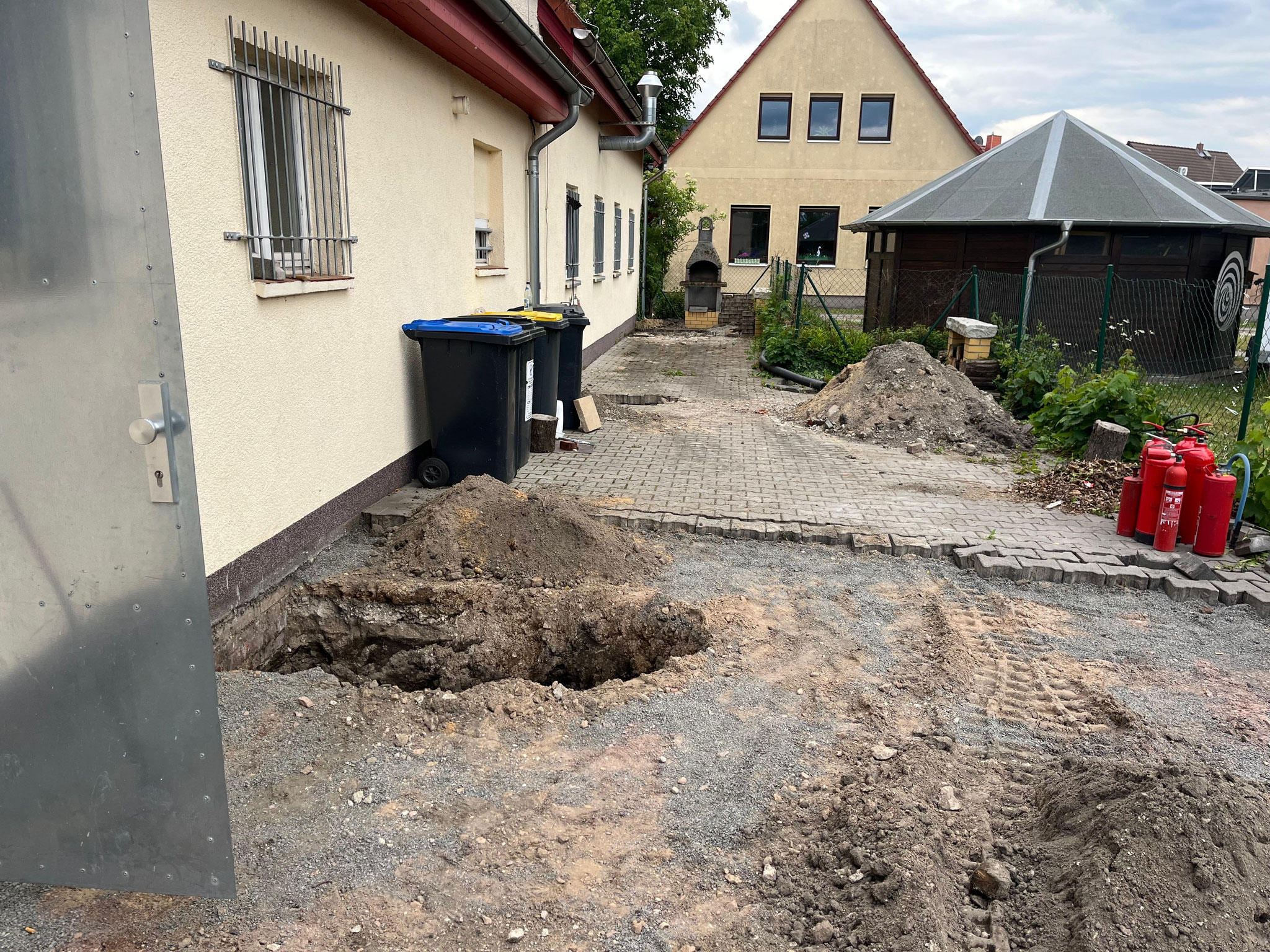 04/2025 Erste Suchschachtungen der Hausanschlüsse