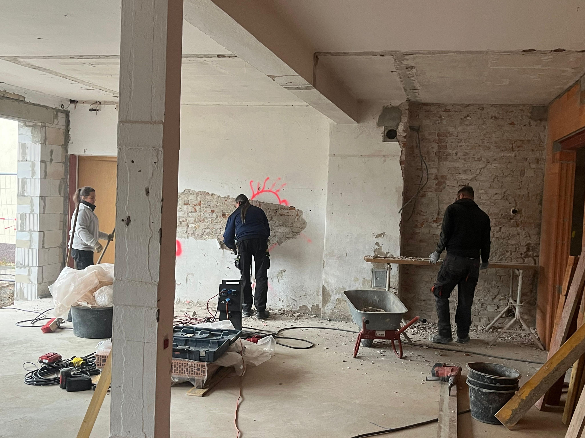 10/2025 Entfernen des Putzes im Bestandsgebäude in Eigenleistung