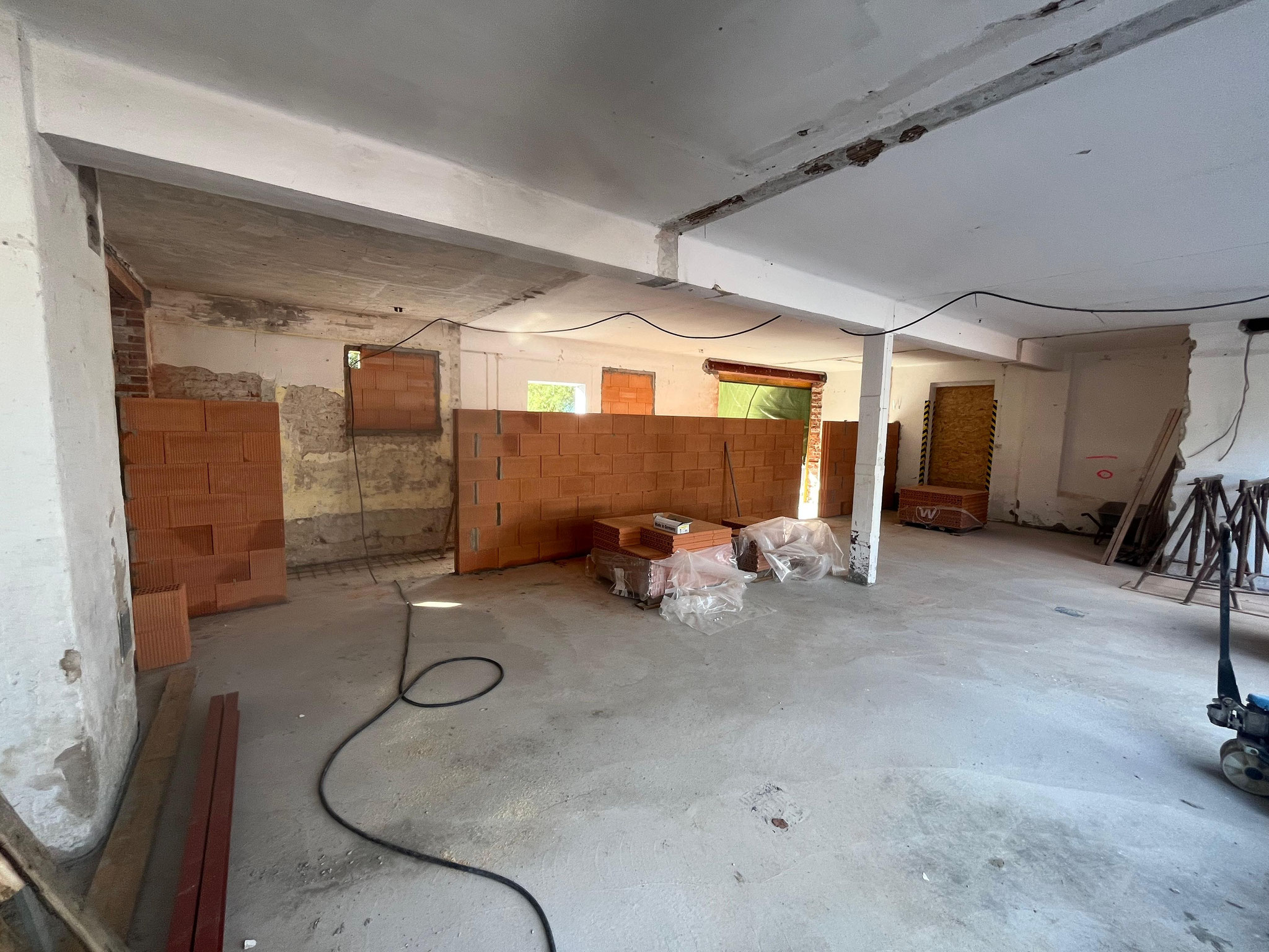 09/2025 Erste Maurerarbeiten im Bestandsgebäude