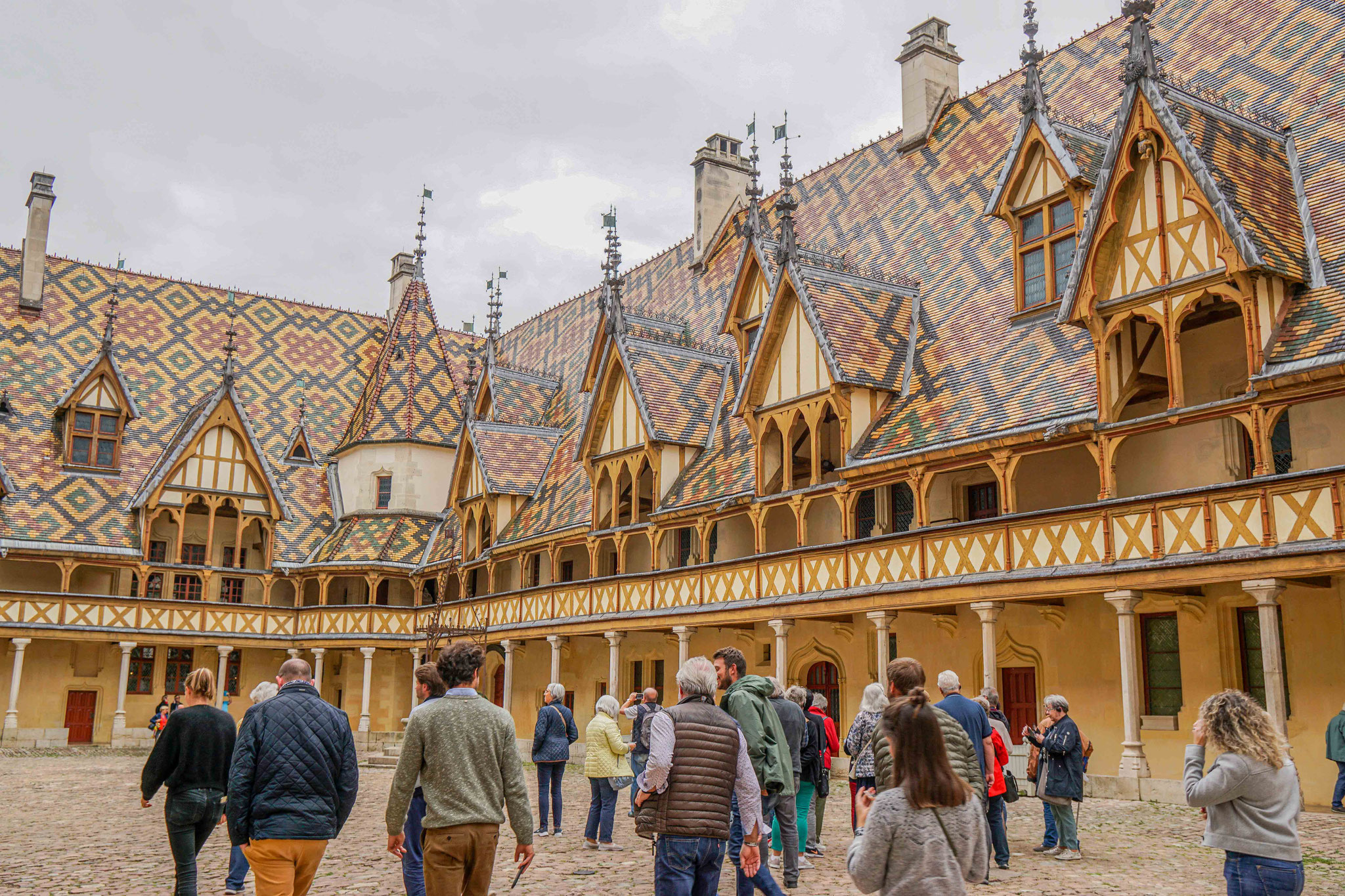 Im Innenhof des Hôtel Dieu