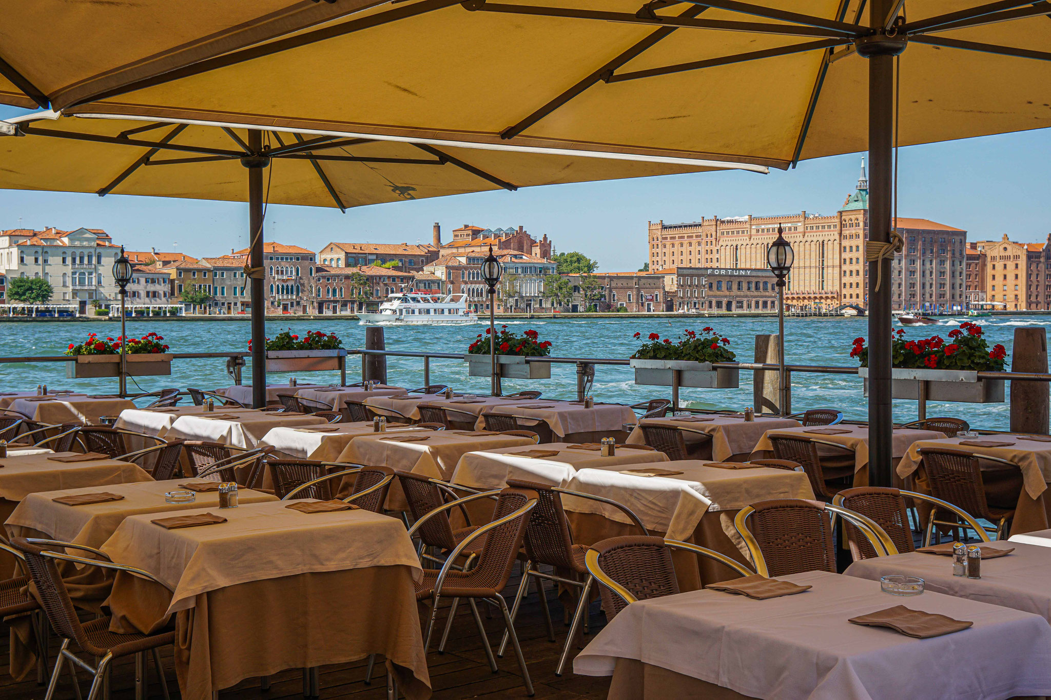 Die Restaurants bereiten sich am Morgen für die Öffnung vor