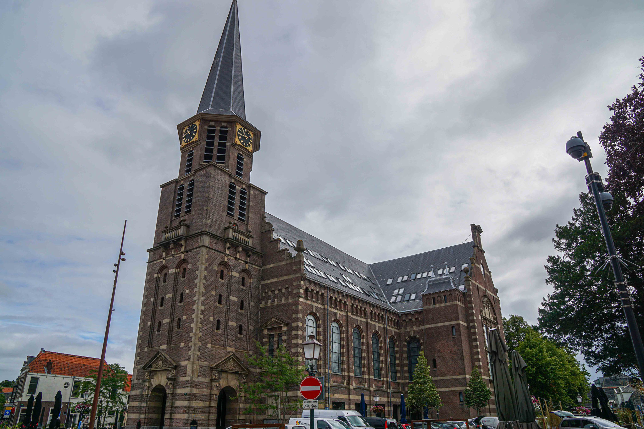 Hinter der Kirche versteckt sich ein Vier-Sterne-Hotel