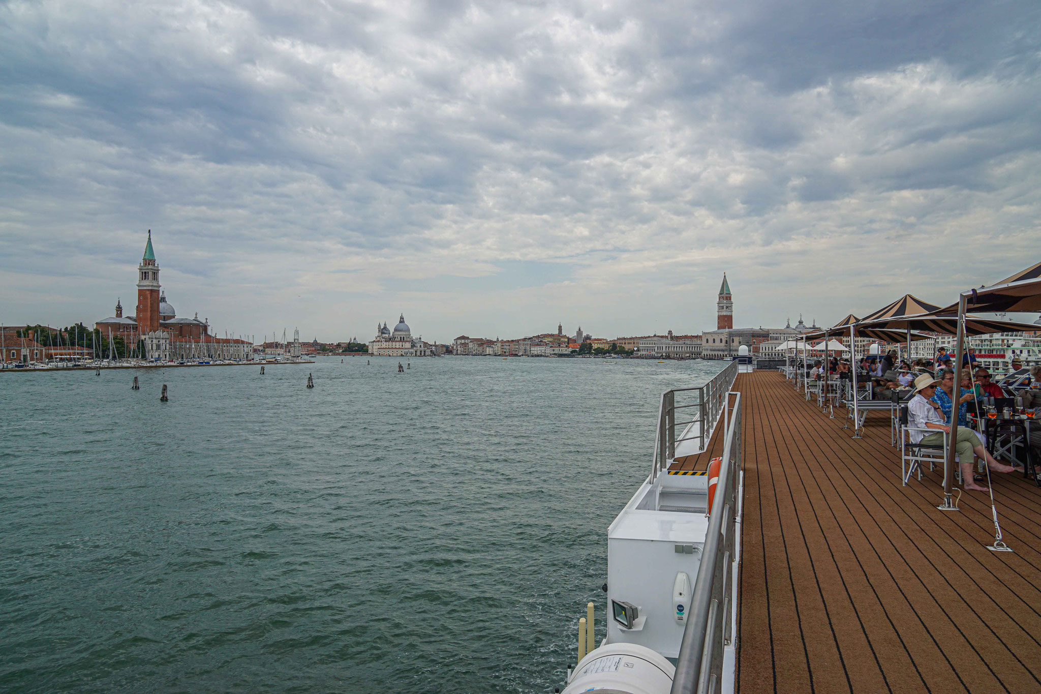 Auch vorbei am bekannten Markusplatz 