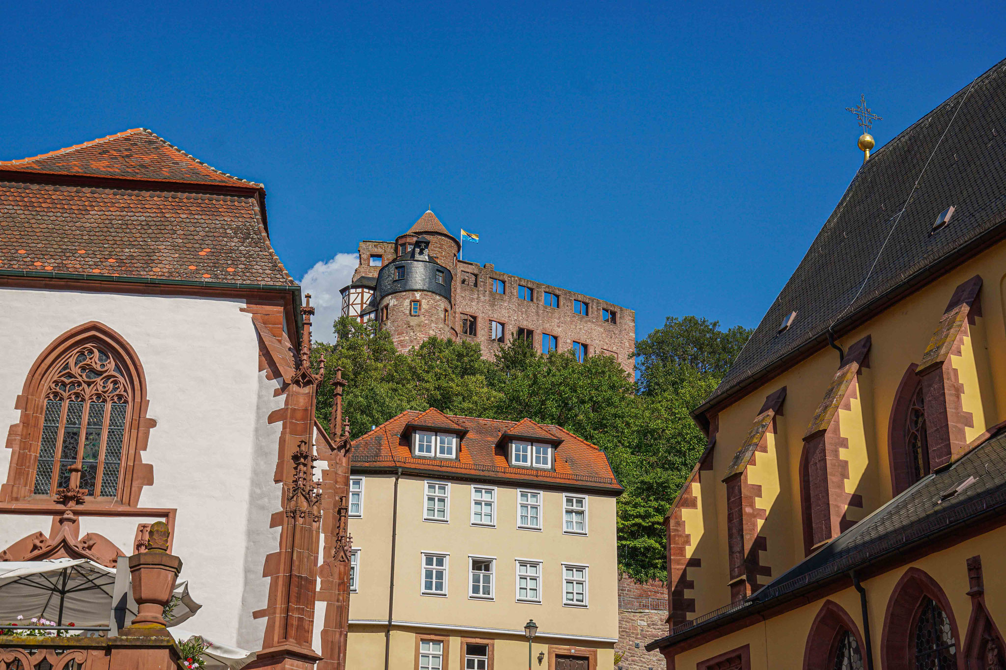 Von unten aus hat man einen Blick auf die Burg